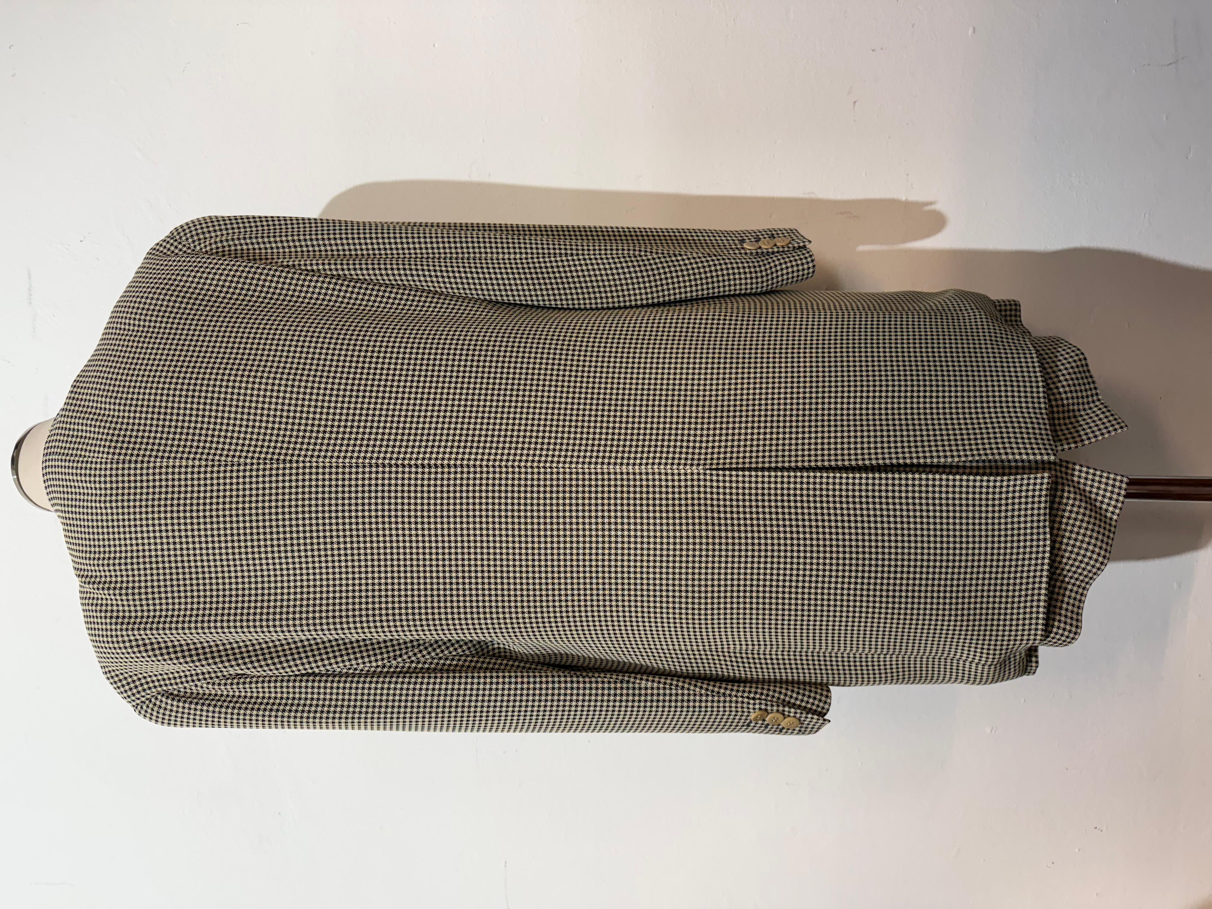 Bellissimo ed elegante abito con gonna di Giorgio Armani
Vintage degli anni '90
Lana (etichetta del tessuto rimossa)
Nero  e bianco 
Motivo pied-de-poule
Giacca a un bottone
Due tasche
Spalla/ orlo cm 80 (31,49 pollici)
Spalla cm 48 (18,89