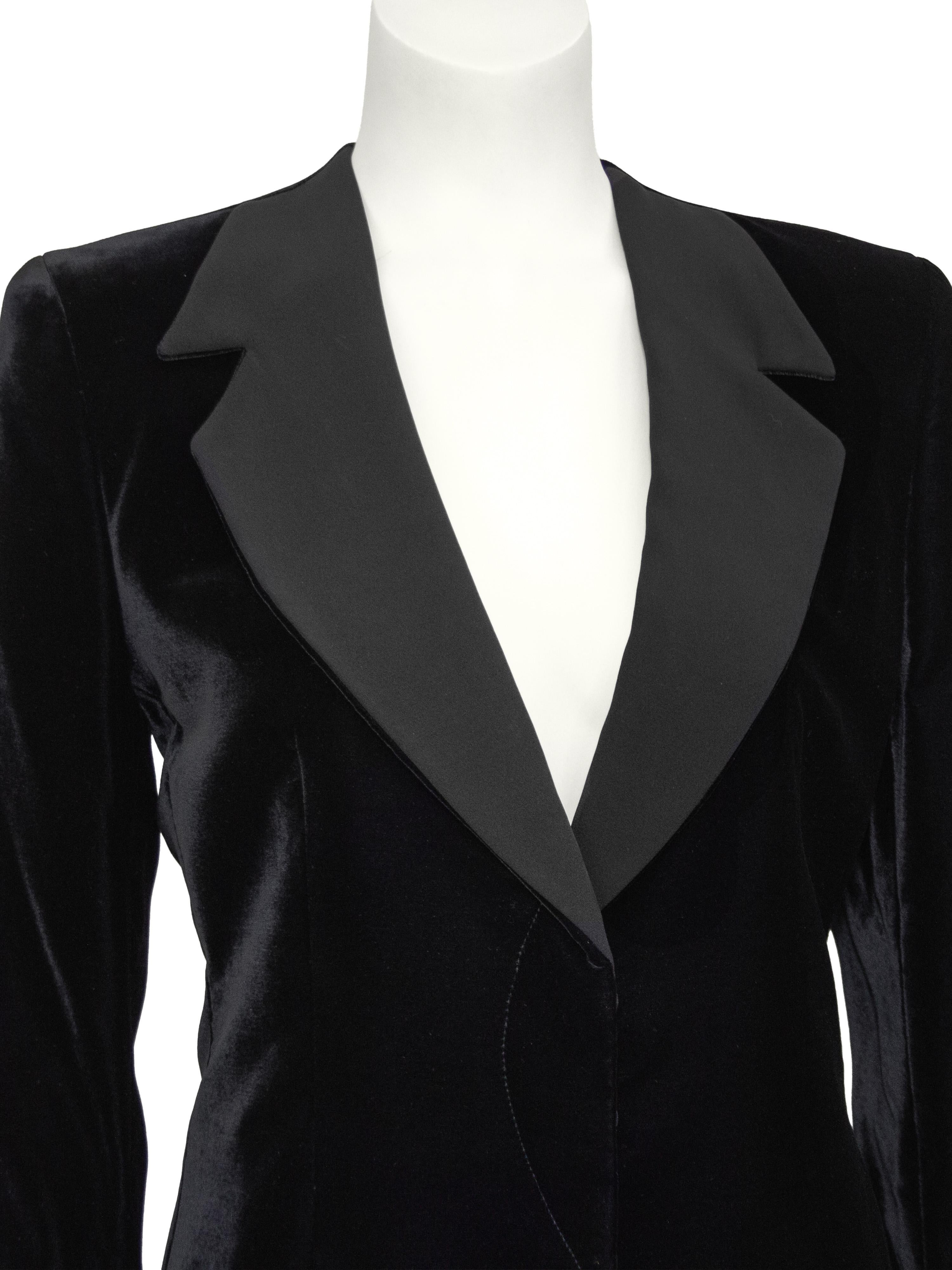Giorgio Armani Le Collezioni anni '90, abito da smoking in velluto nero In condizioni buone in vendita a Toronto, Ontario