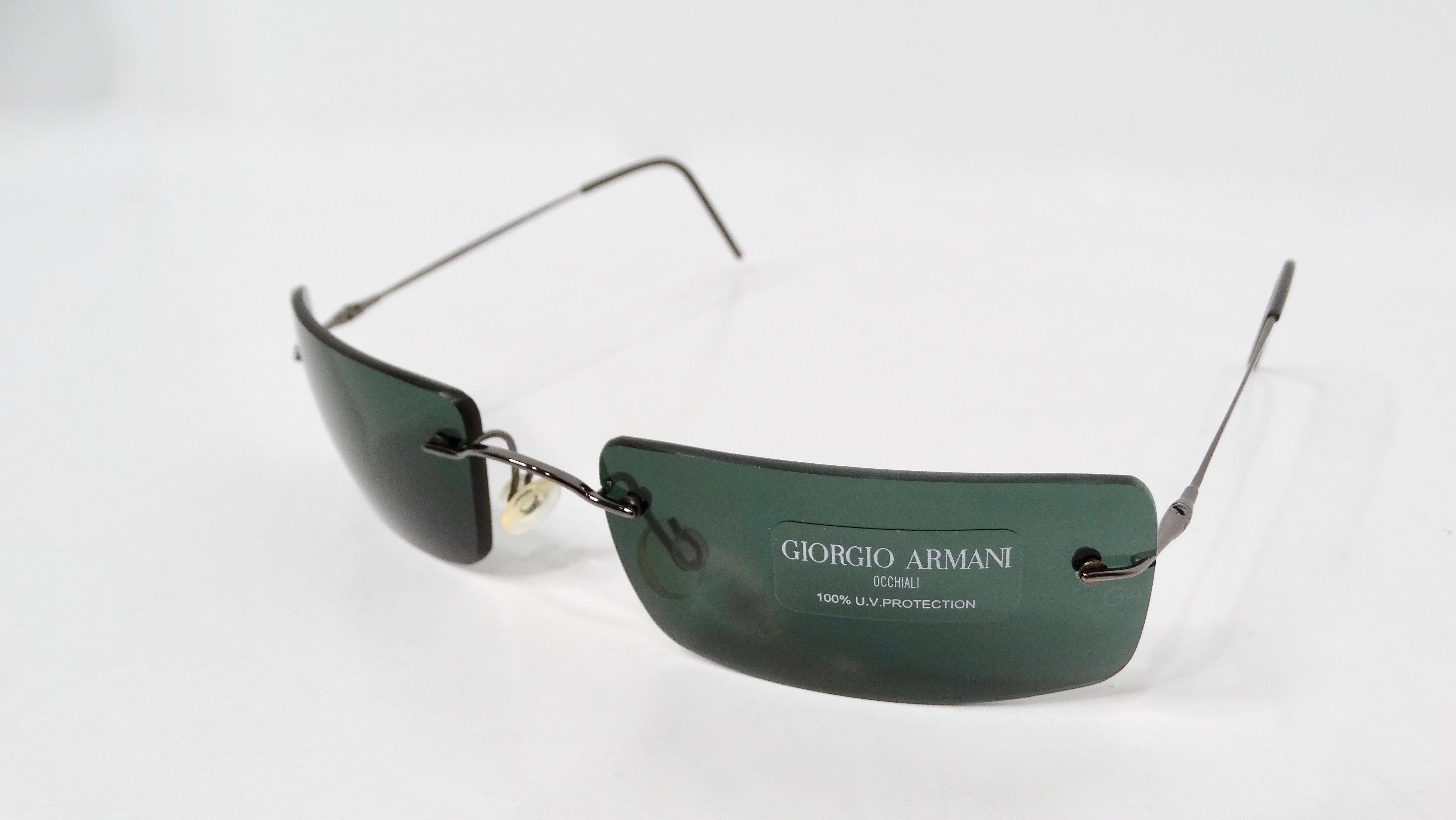 Les lunettes de soleil Giorgio Armani Rectangular Rimless Shield Metal des années 1990 sont un hommage à l'esthétique audacieuse des années 90. Caractérisées par leur design sans monture et leur forme de bouclier épuré, ces lunettes de soleil