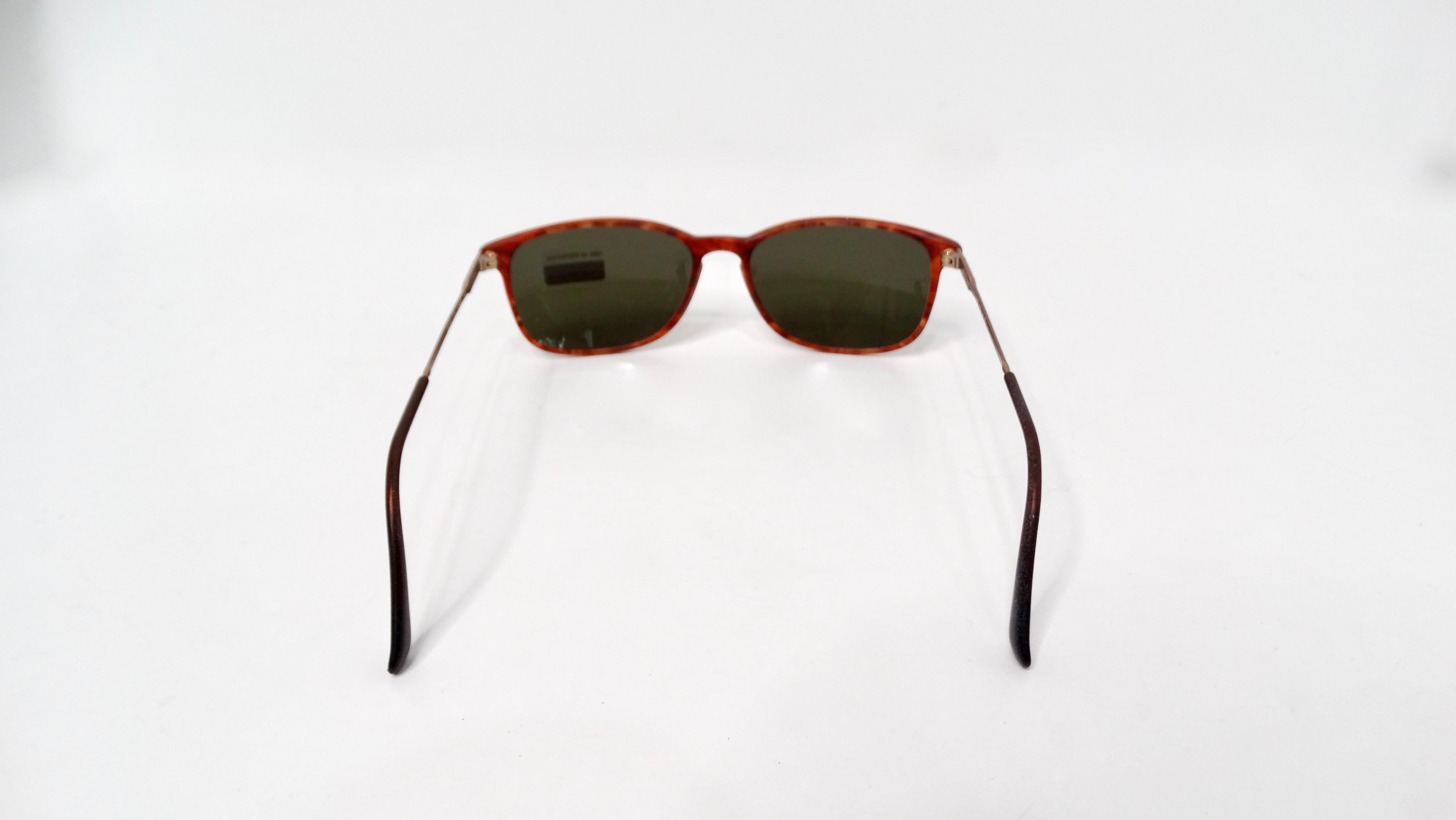 1990s Giorgio Armani Red Tortoise Wayfarer Gold-Tone Metal Sunglasses In Good Condition For Sale In Scottsdale, AZ