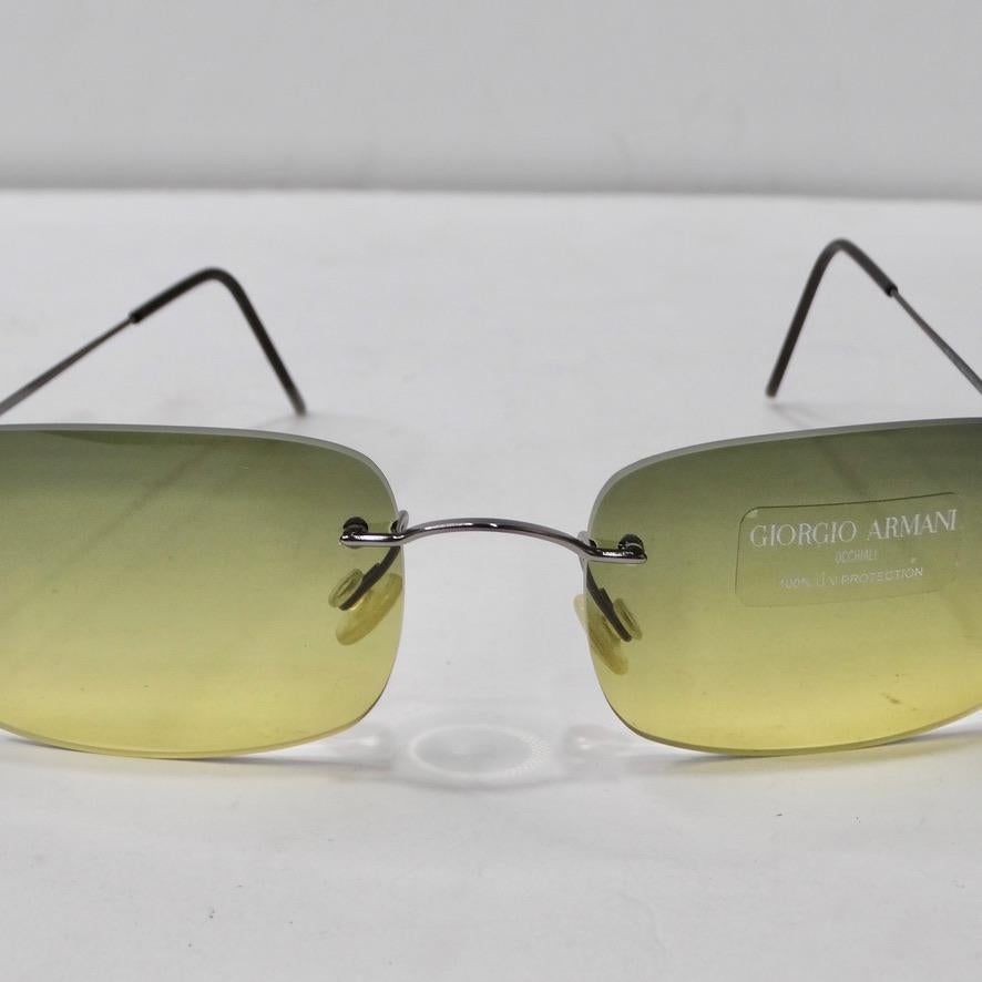 Cet été, vous pourrez porter ces lunettes de soleil Giorgio Armani, datant des années 1990, sur un pied d'égalité avec les autres marques. Ces lunettes de soleil parfaites pour tous les jours sont dotées de verres verts dégradés et de détails