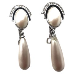 Givenchy - Boucles d'oreilles en goutte d'eau vintage en émail noir et blanc avec grande perle, années 1990