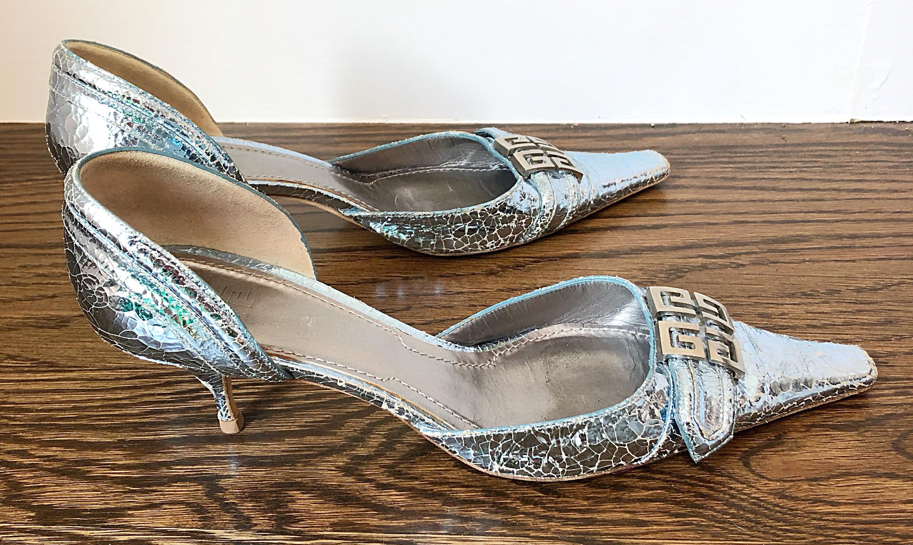 1990er Givenchy Größe 10 / 40 von Alexander McQueen Silber Logo Kitten Heels Schuhe im Angebot 2