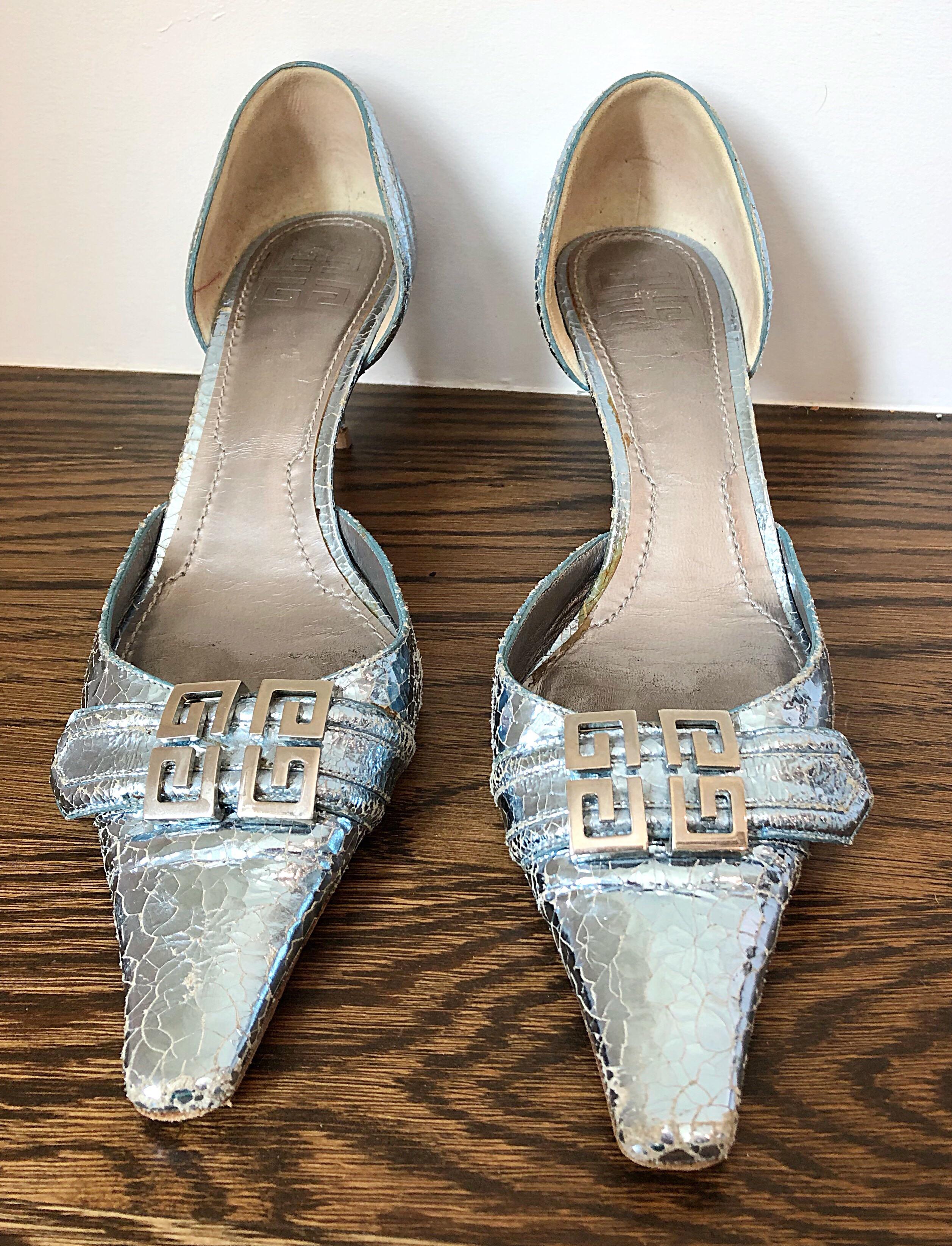 1990er Givenchy Größe 10 / 40 von Alexander McQueen Silber Logo Kitten Heels Schuhe im Angebot 3