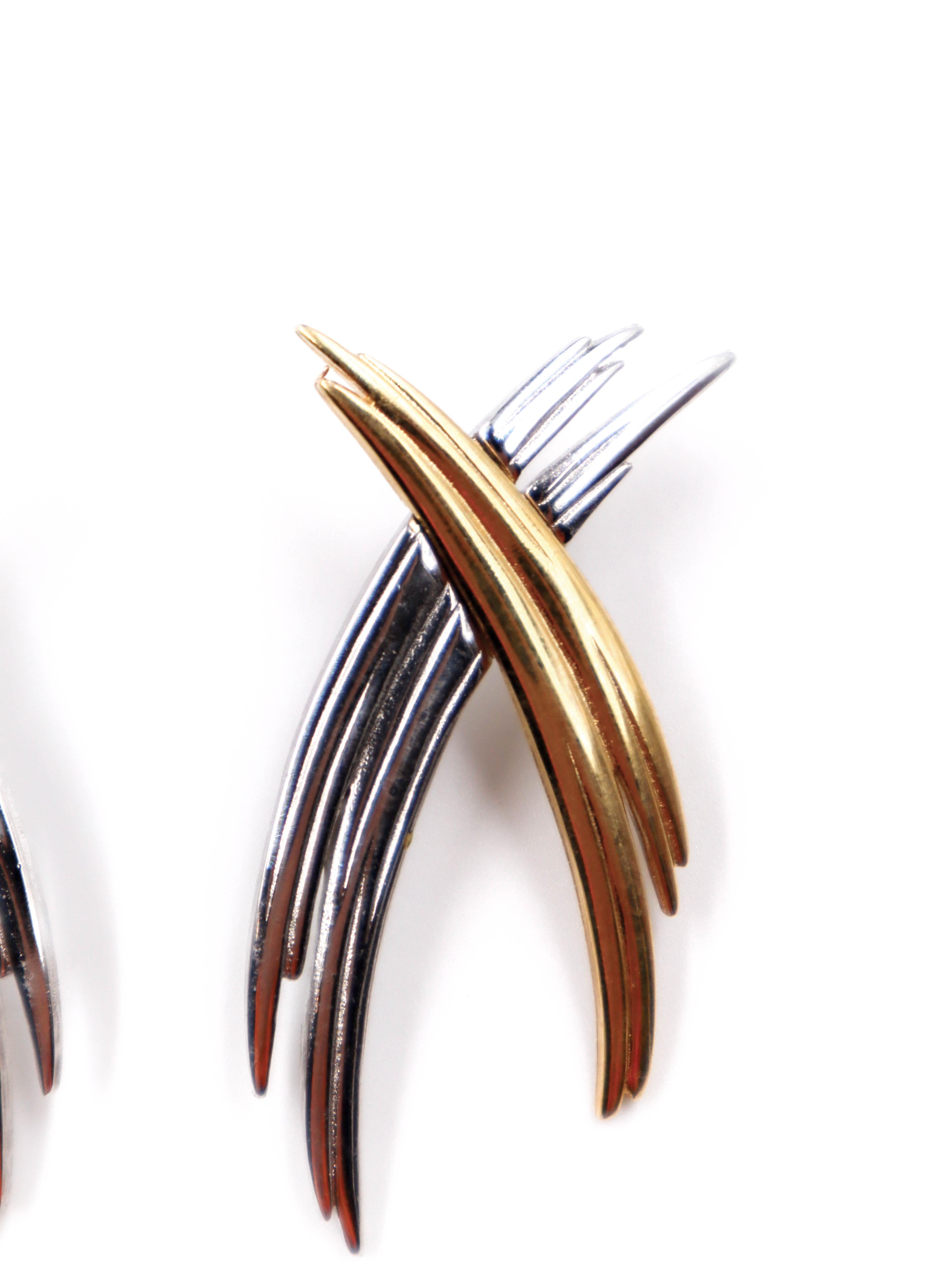 Givenchy X-Ohrringe aus den 1990er Jahren mit einem übergroßen, kontrastierenden Kreuz aus Gold und Silber. Eine coole, moderne Wahl, die gut zu einem schwarzen Blazer oder einem schlichten Abendkleid passt.

Merkmal
MATERIAL: Metall
Farbe: Silber