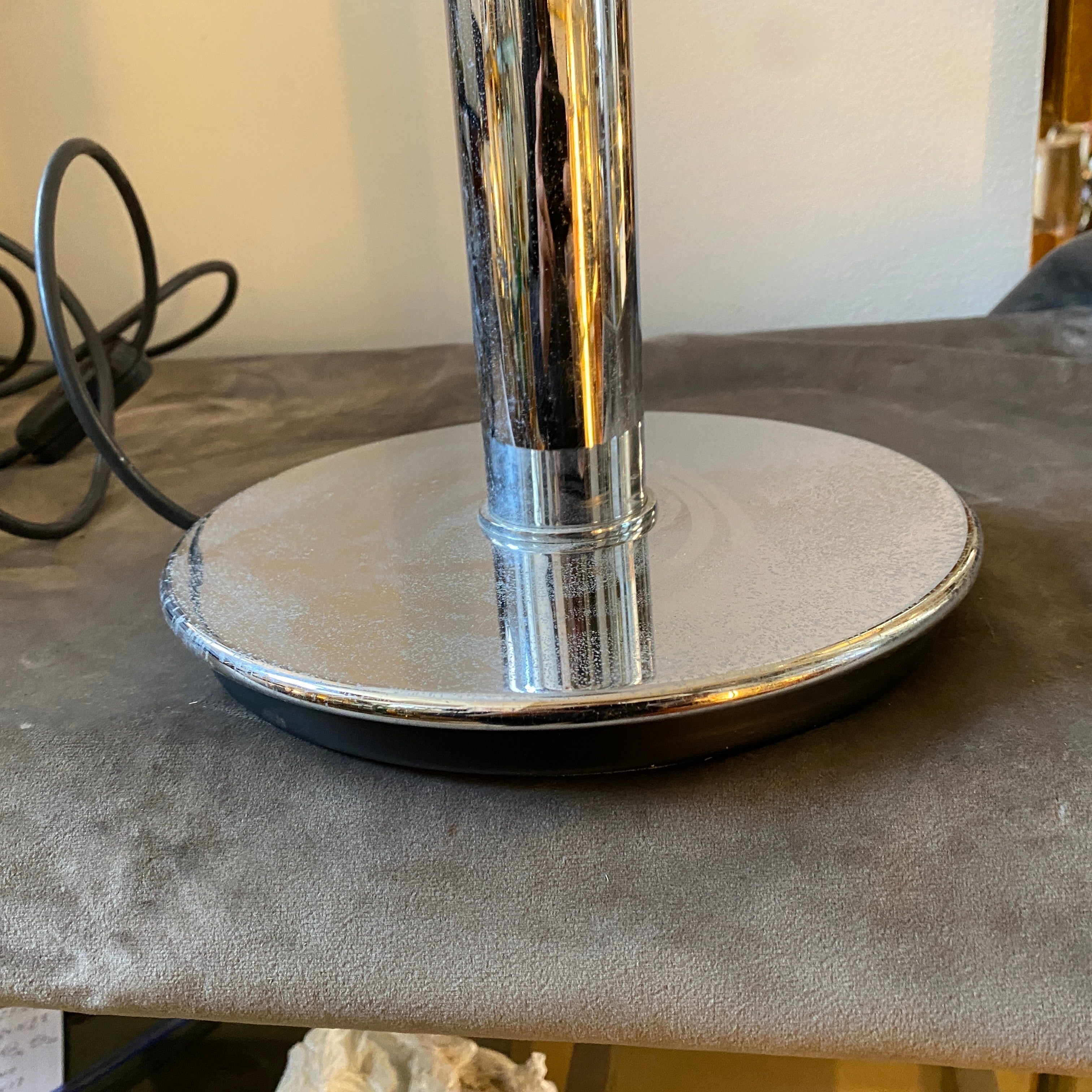 Dos lámparas de mesa diseñadas y fabricadas en Alemania por Glashutte Limburg, funcionan a 110-240 voltios y necesitan bombilla e27 normal, se venden individualmente y el precio es por una lámpara. Es una luminaria elegante y contemporánea que