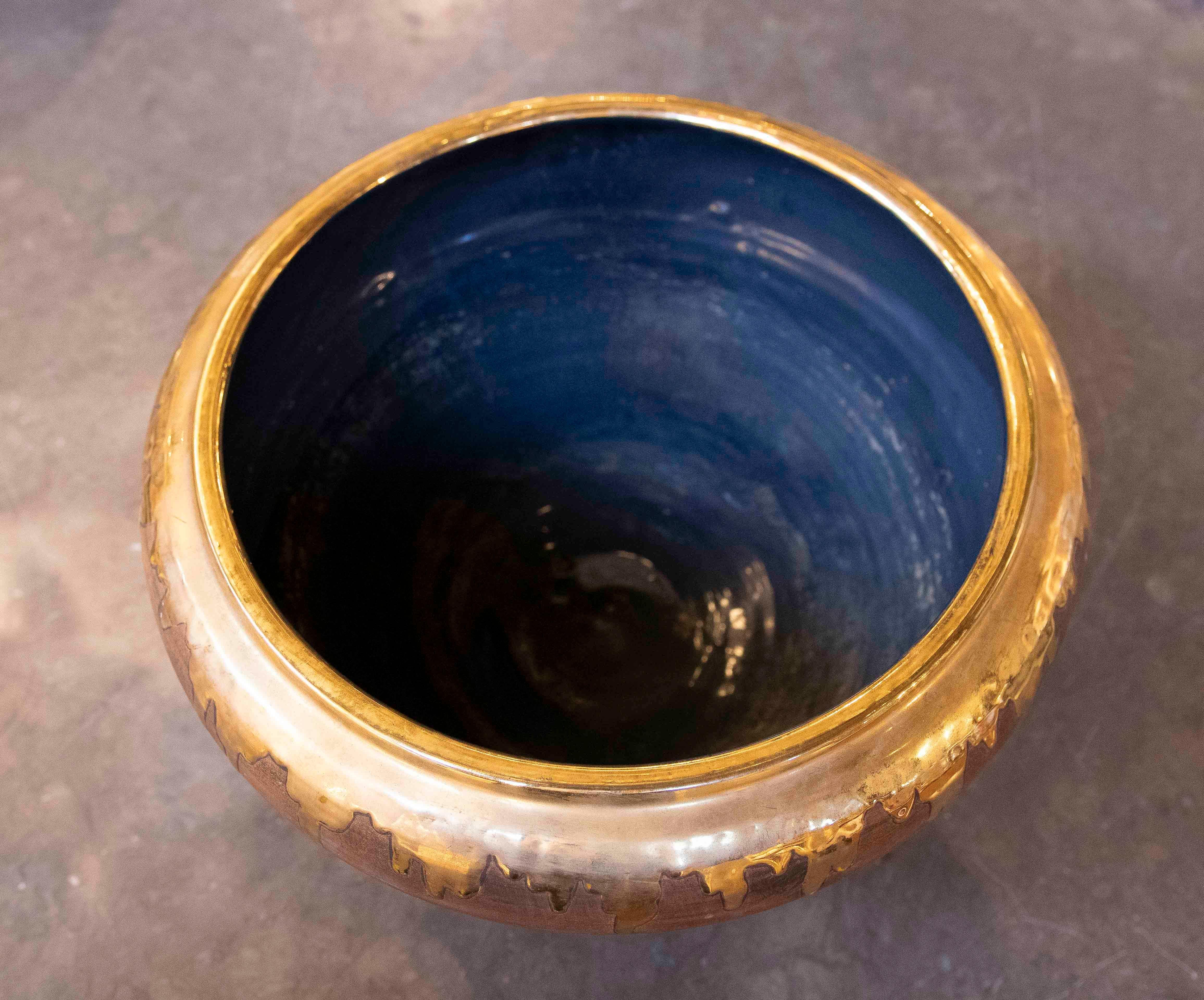 Centre de table en céramique émaillée des années 1990 avec dorure sur le dessus en vente 3