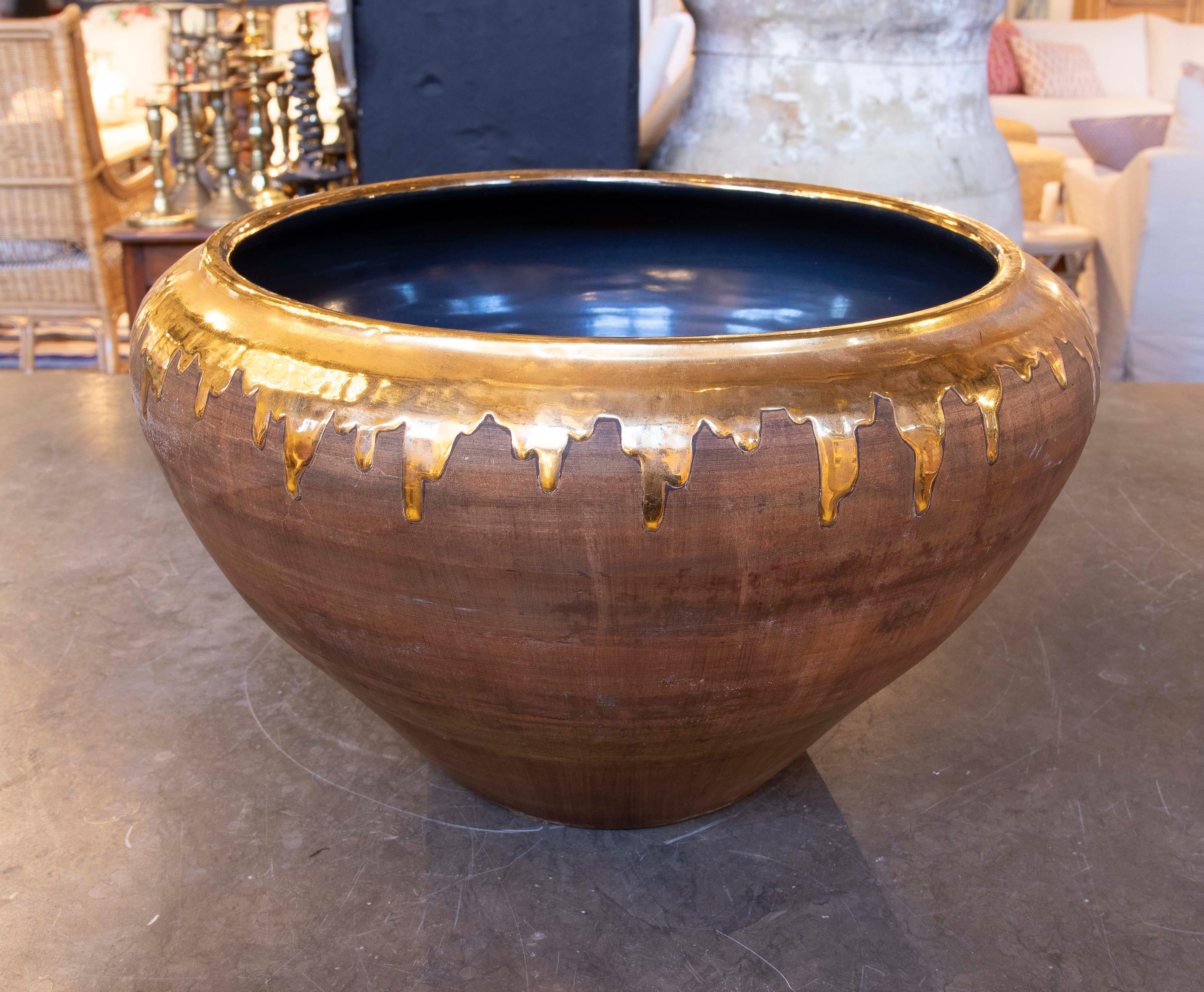  Centre de table en céramique émaillée des années 1990 avec dorure sur le dessus