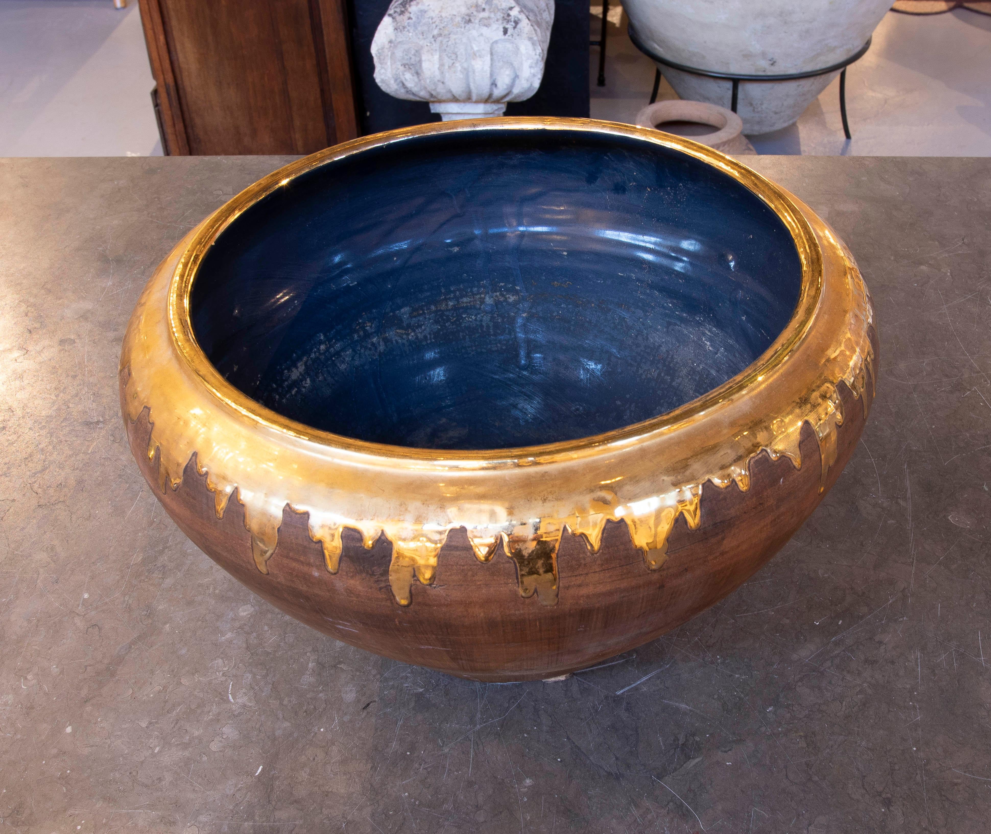 Vernissé Centre de table en céramique émaillée des années 1990 avec dorure sur le dessus en vente