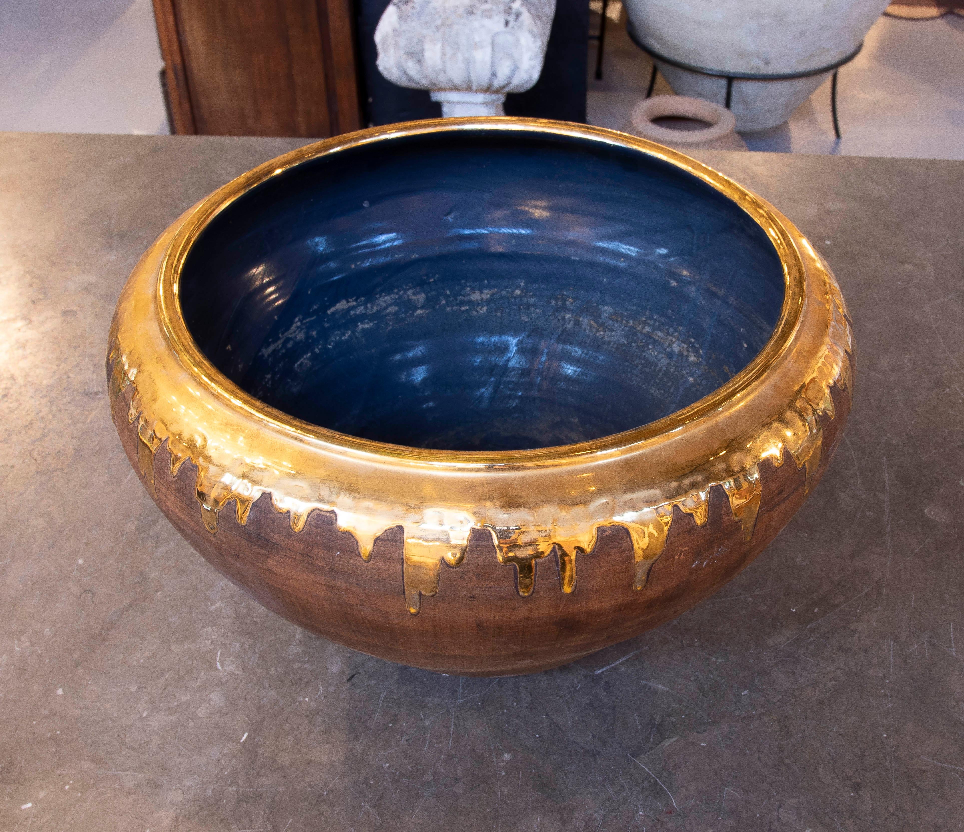 Centre de table en céramique émaillée des années 1990 avec dorure sur le dessus Bon état - En vente à Marbella, ES