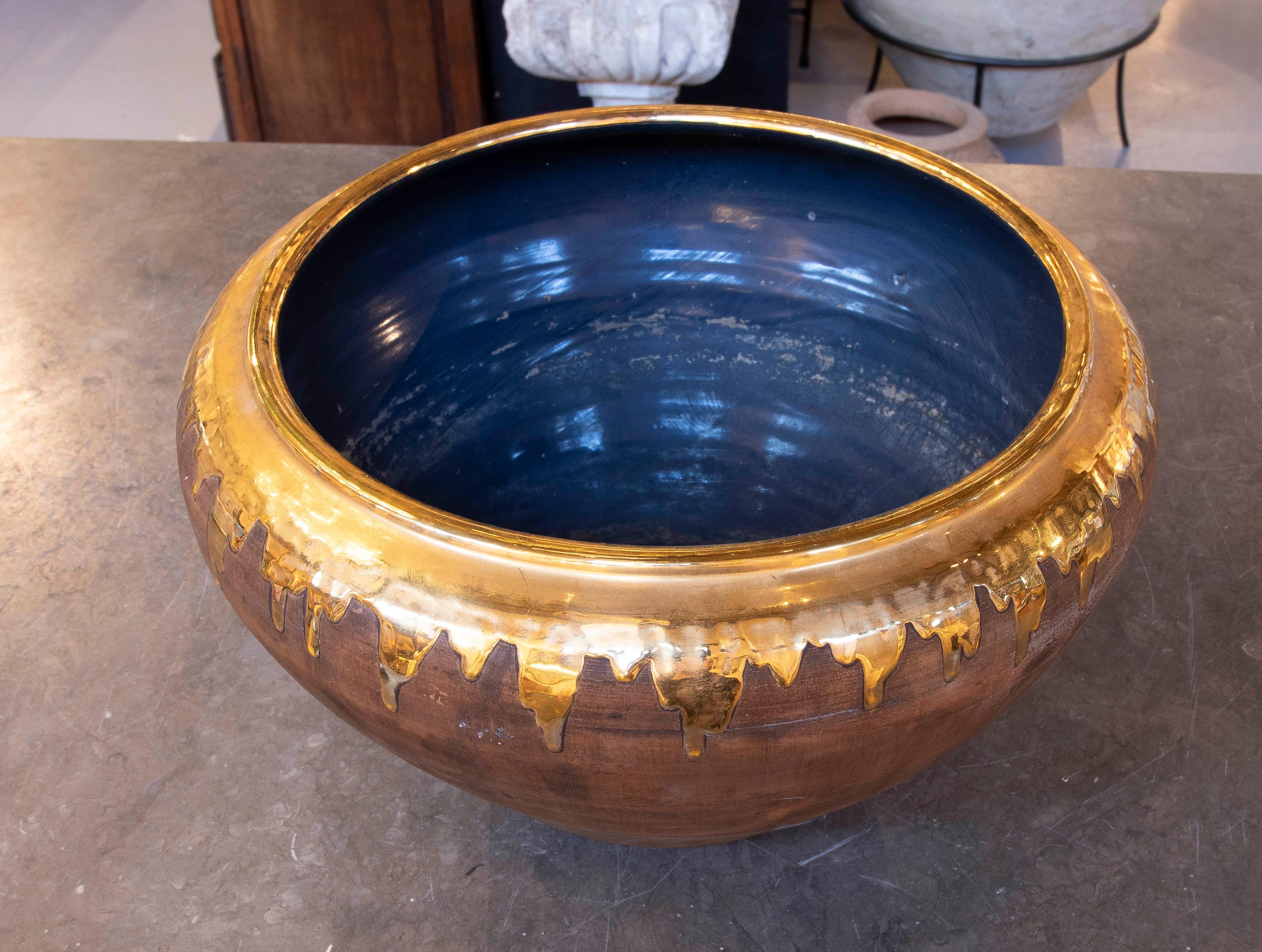 20ième siècle Centre de table en céramique émaillée des années 1990 avec dorure sur le dessus en vente