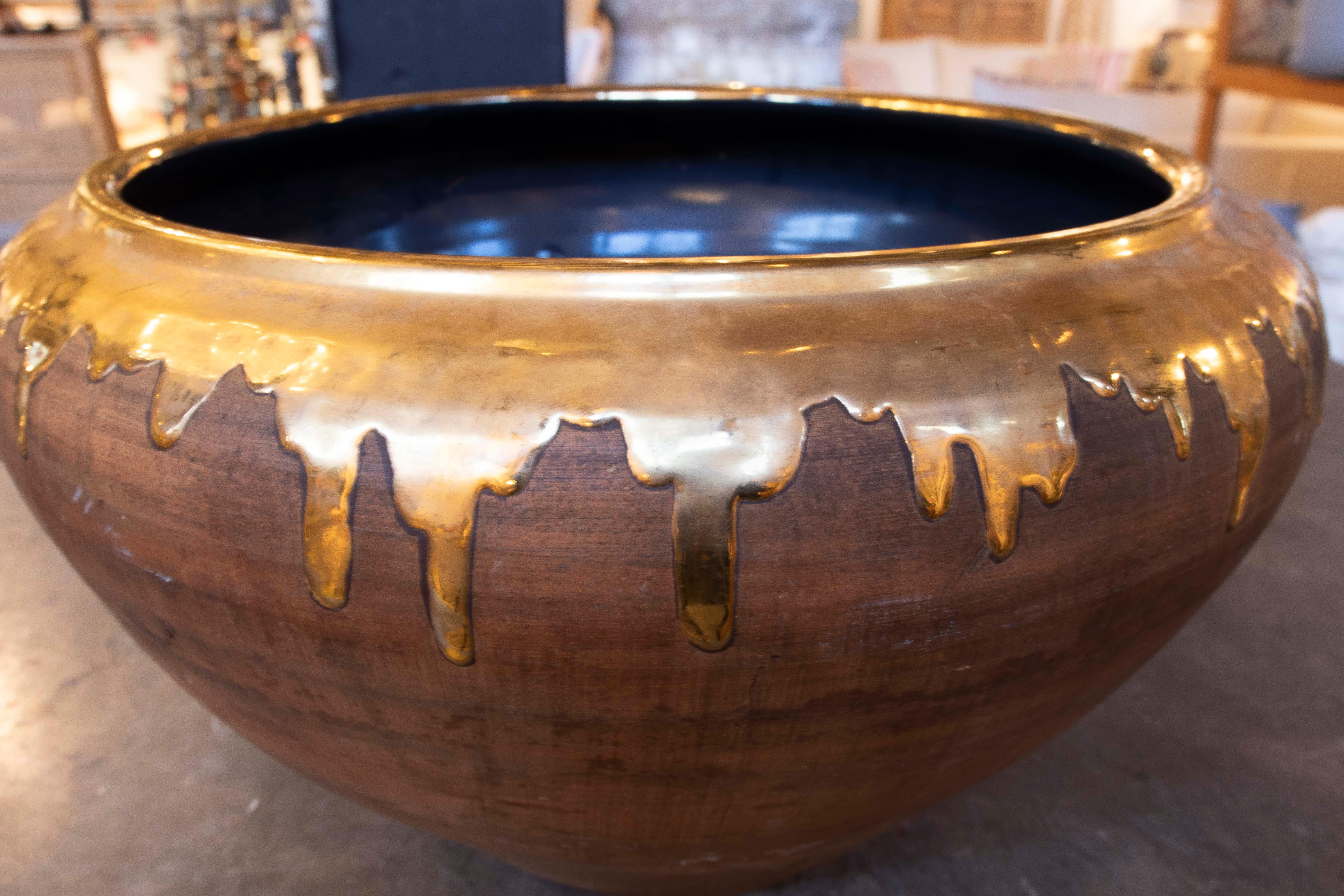 Centre de table en céramique émaillée des années 1990 avec dorure sur le dessus en vente 2