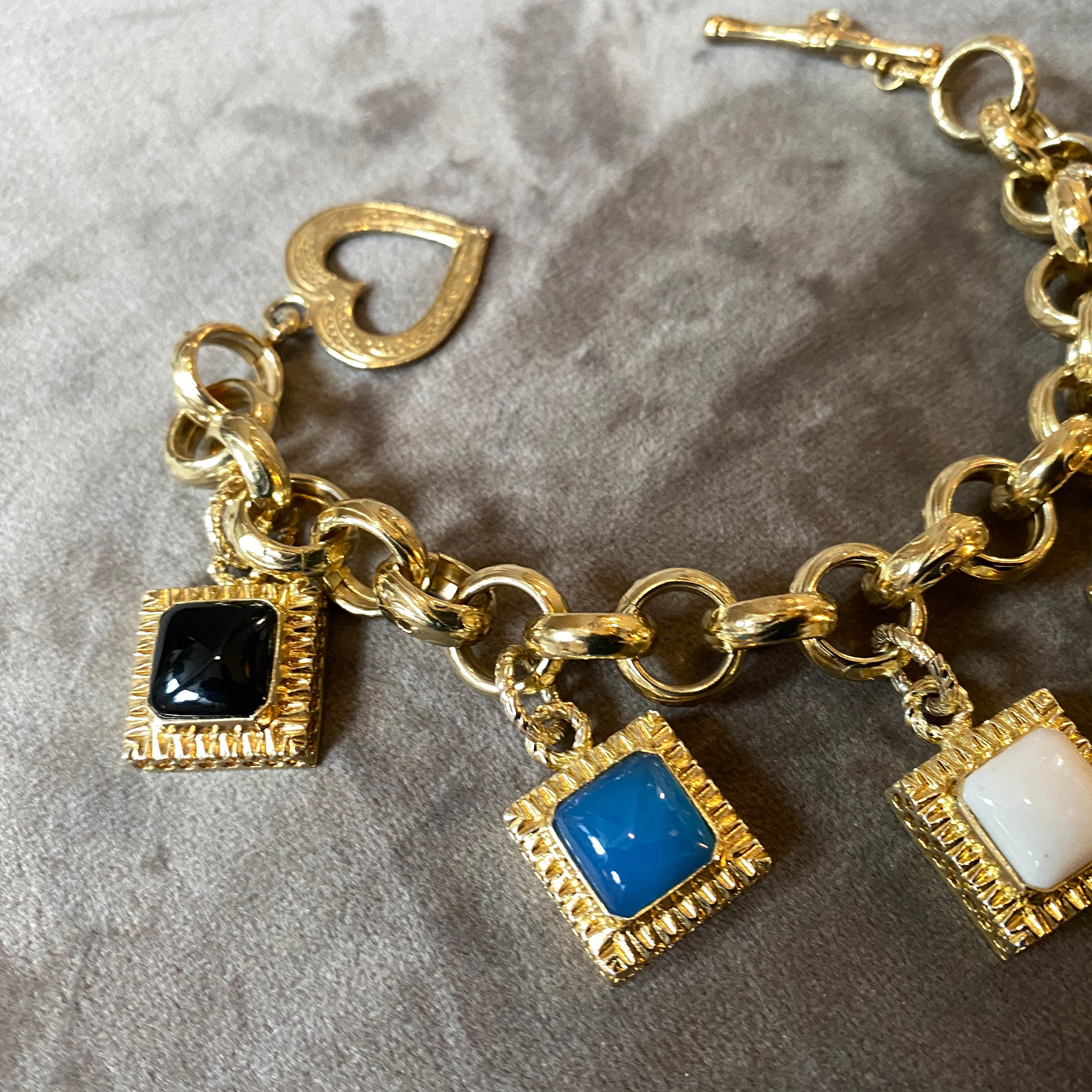 Ein handgefertigtes Charme-Armband aus Italien, erstaunliche Oberflächen, die Halbedelsteine sind Achat, Onyx und Karneol. Er wurde in den neunziger Jahren von Anomis in Italien entworfen und hergestellt. Dieses Armband ist ein schönes und