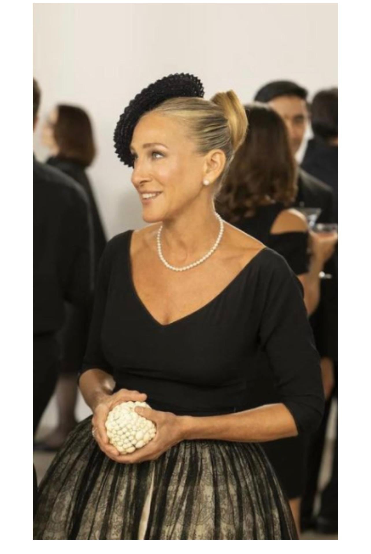 Chic 90s GLORIA ASTOLFO faux pearl white cuff bracelet ! Sarah Jessica Parker wore a faux pearl clutch in the “Just Like That’ SATCHEL revival. Can easily be dressed up or down. Pair with jeans, or pair with a dress or gown.
One size fits most, with