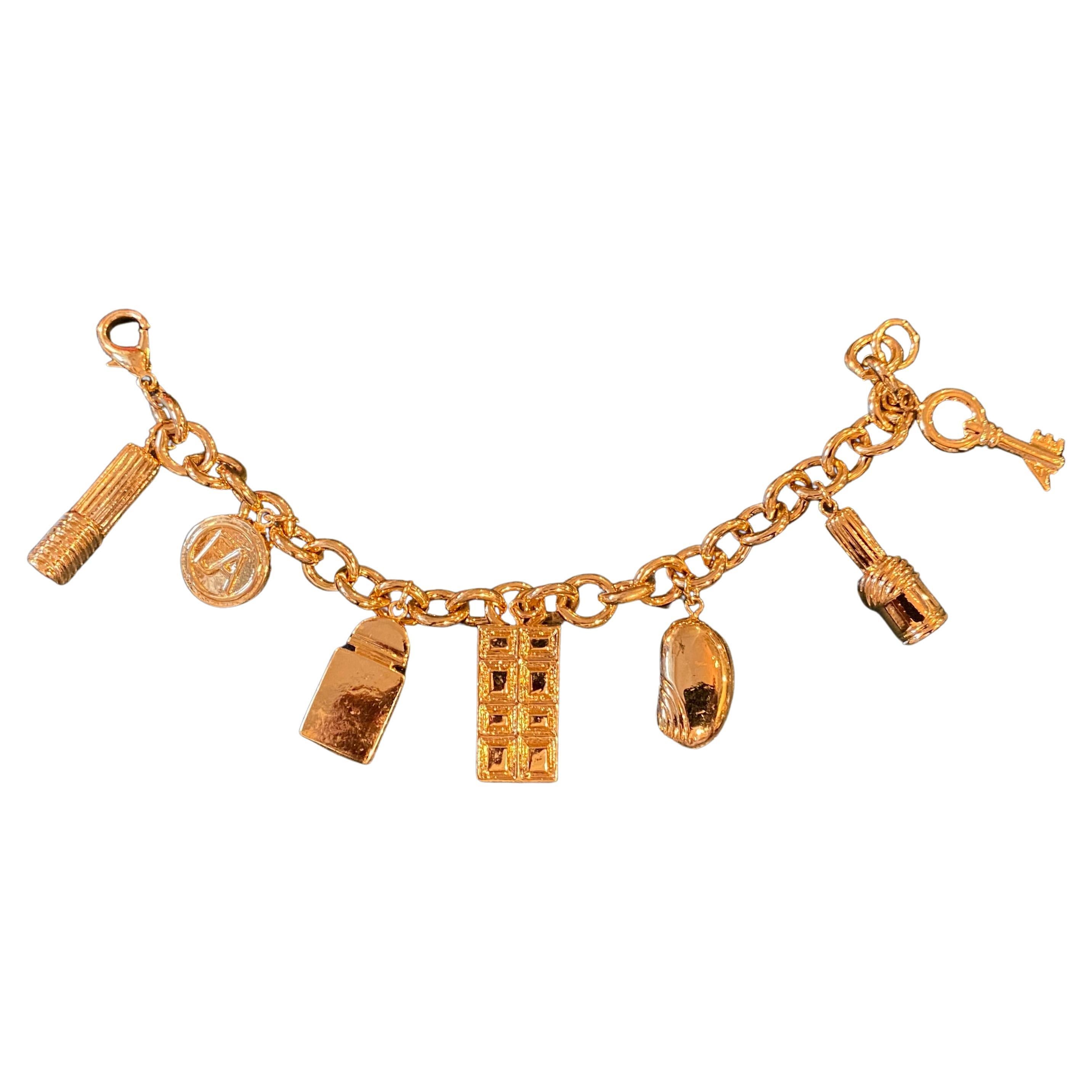 1990 Bracelet à breloques en or galvanisé par Elizabeth Arden