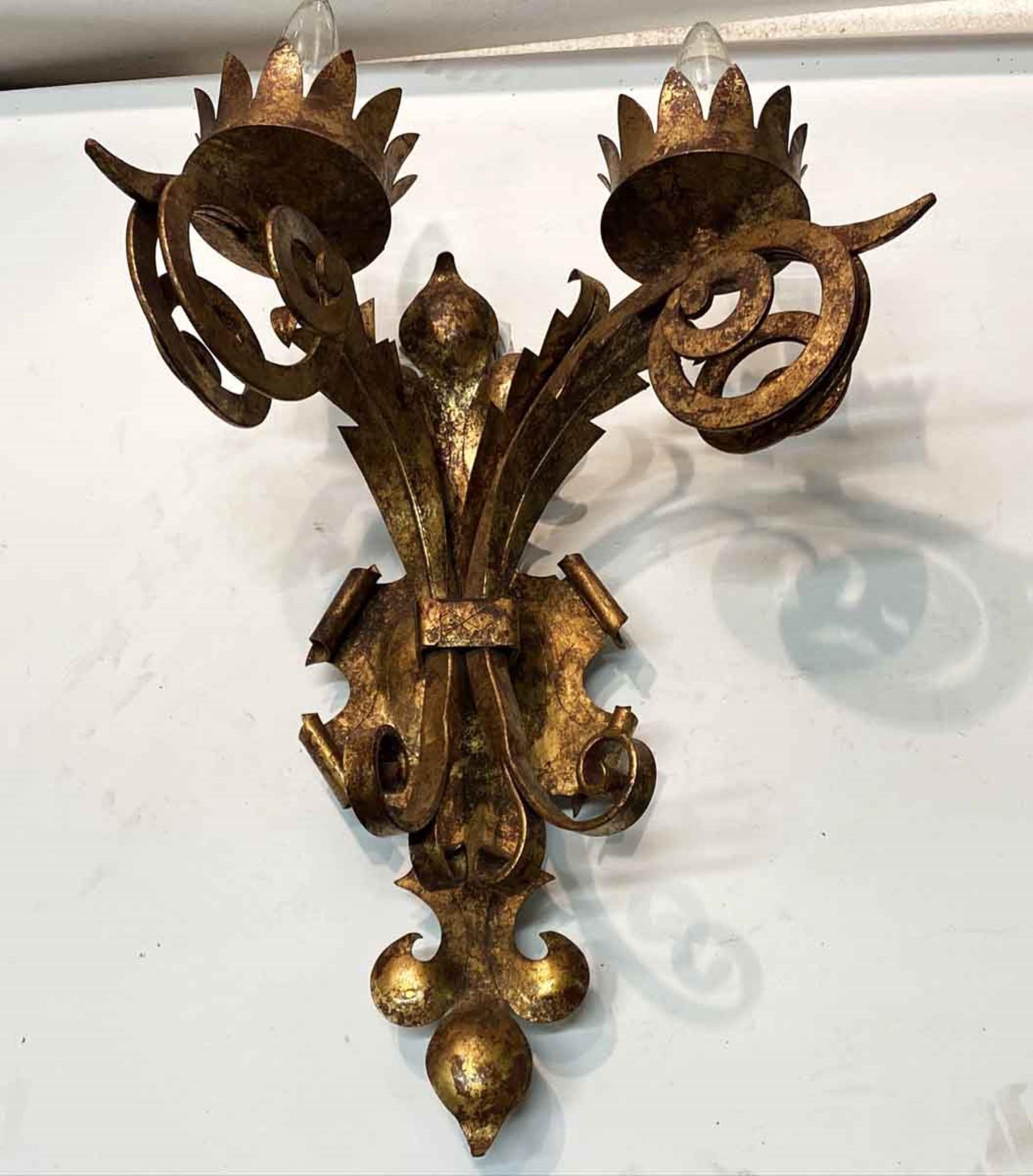 Aplique de dos brazos de hierro forjado estilo gótico acabado en pan de oro de la década de 2000. Puedes verlo en nuestra sede de 400 Gilligan St, en Scranton. PA.