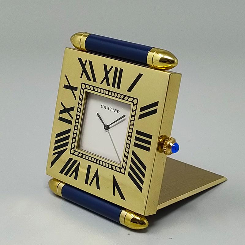 Plaqué or Magnifique pendule d'alarme Cartier des années 1990. Fabriqué en Suisse en vente