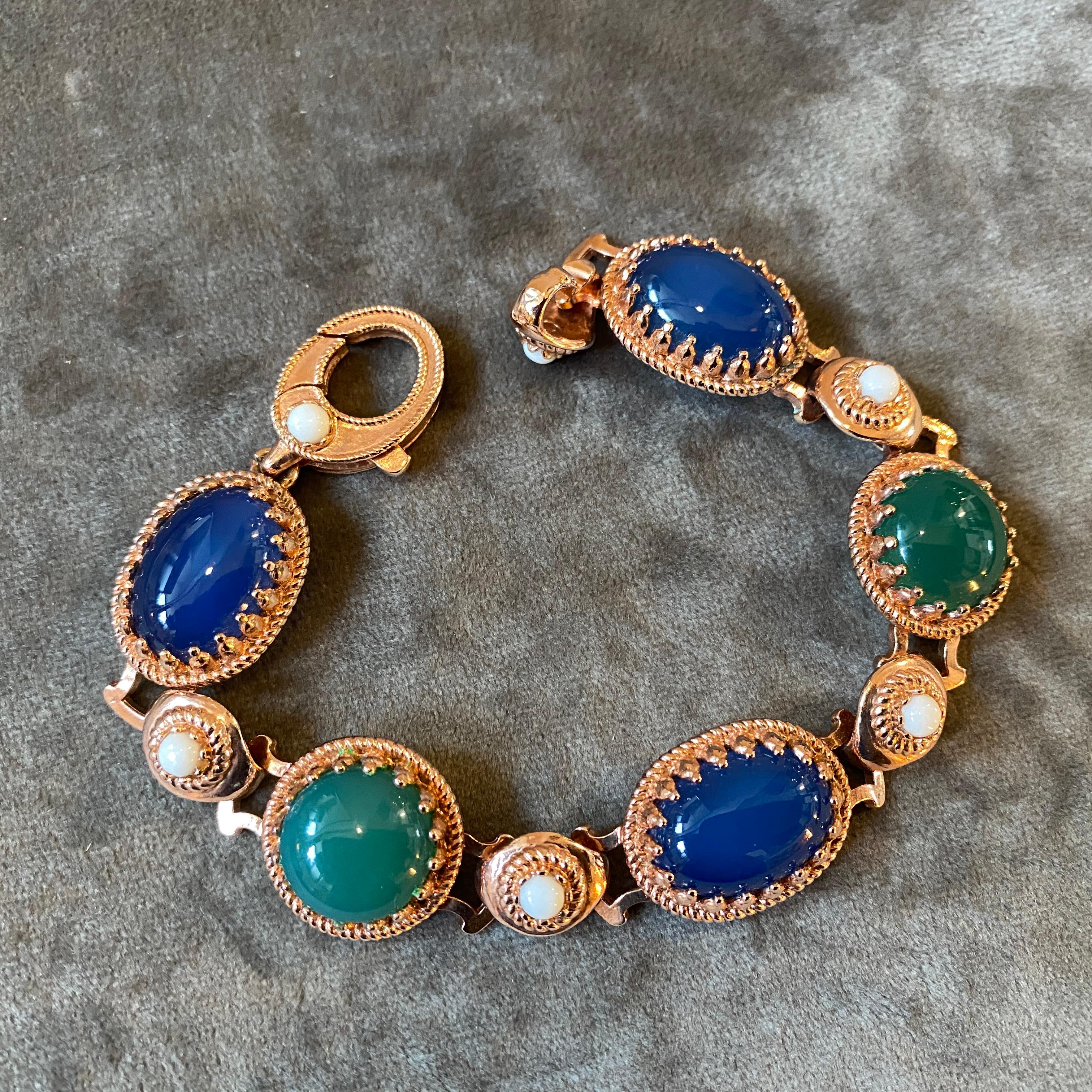 An high quality fashion jewelry bracelet hand-crafted in Italy in the Nineties, gilded bronze and cabochon agate are in perfect conditions. It's a beautiful piece of custom jewelry that showcases the natural beauty of agate stones. Anomis was a