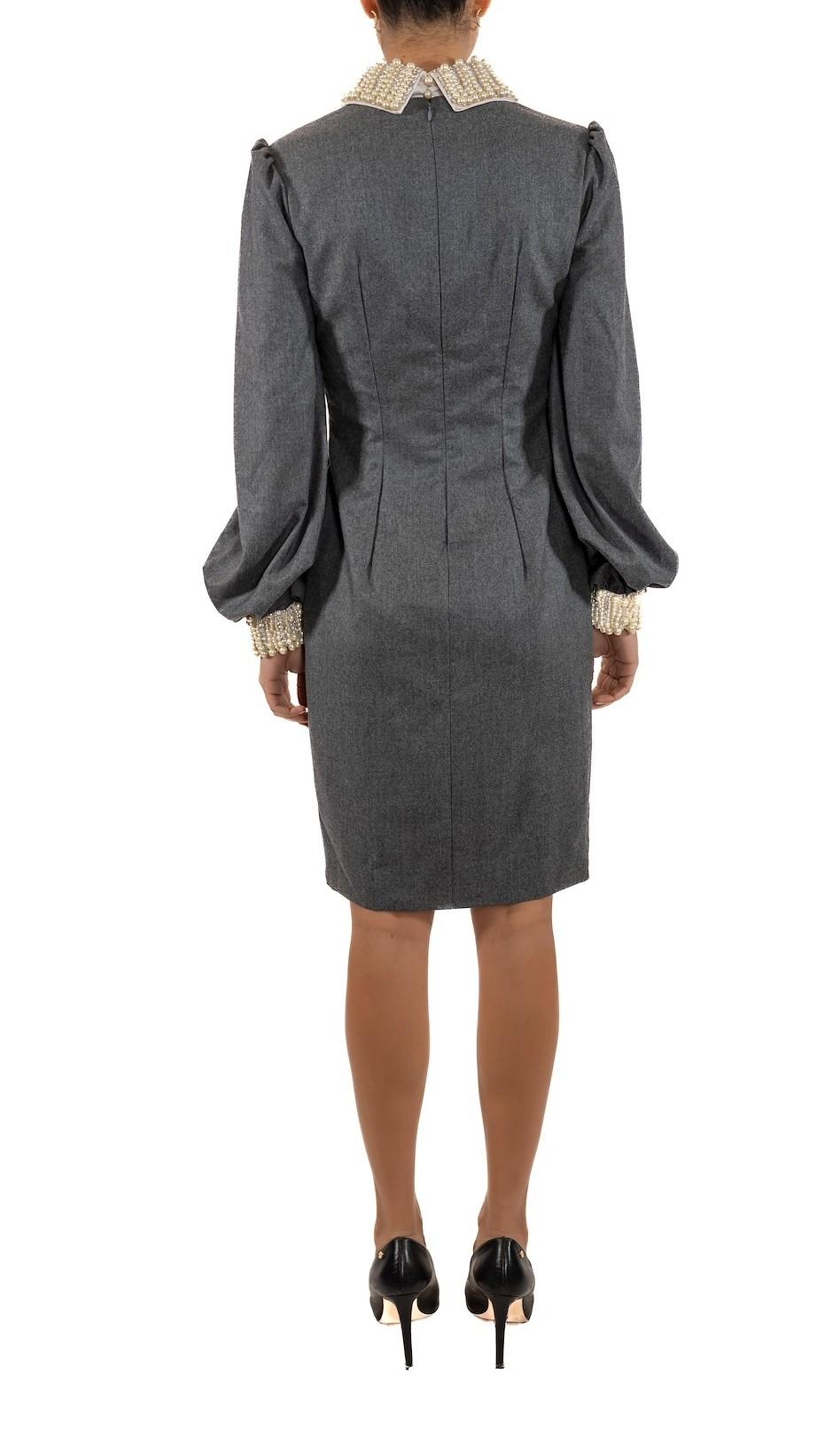 1990S Grau Kaschmir-Mischung Seide gefüttert Kleid mit Perlen & Perlen Kragen & Manschetten Damen im Angebot