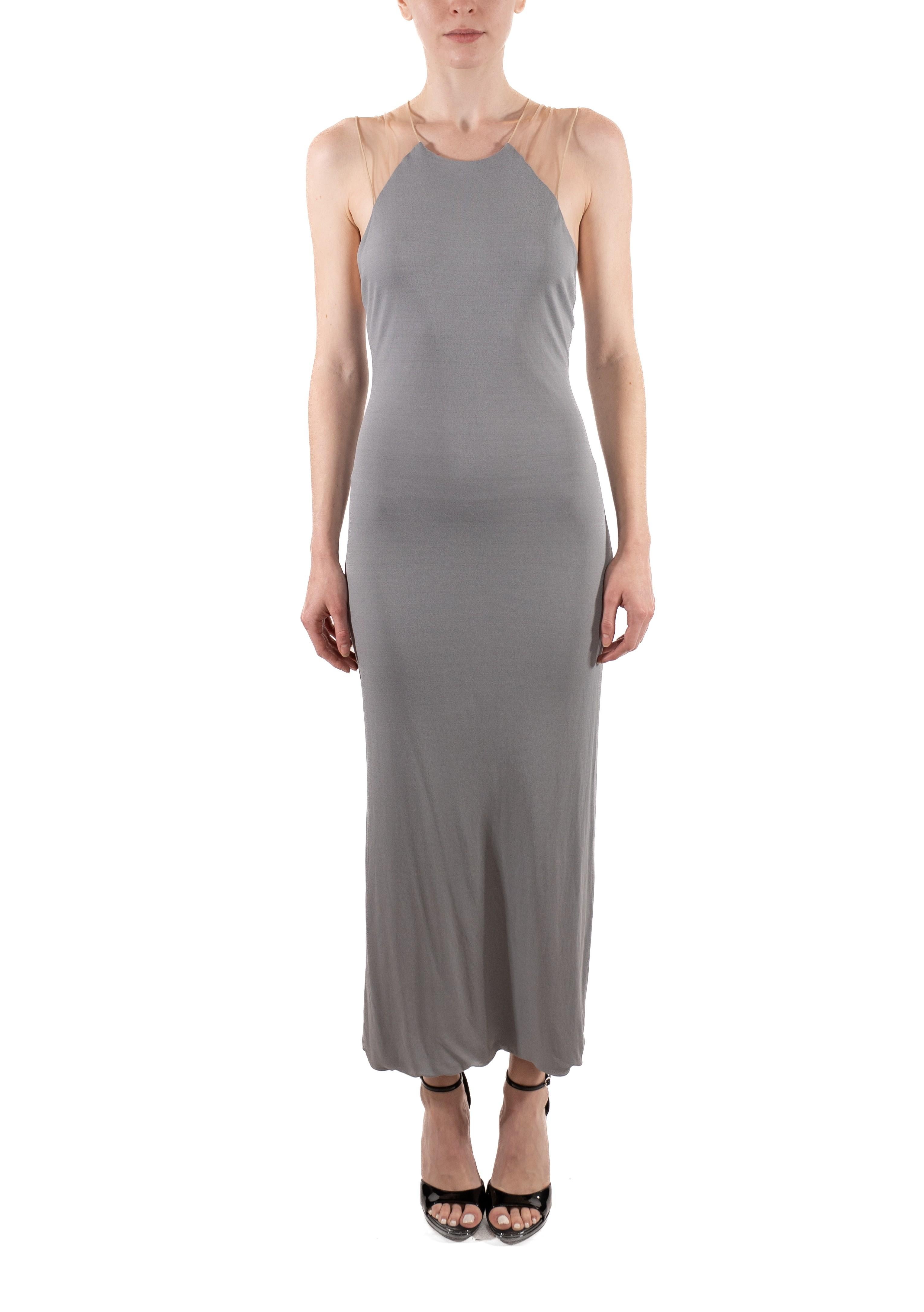 Falta la etiqueta, pero nos han dicho que este vestido es de Armani. Conserva la etiqueta de fábrica que dice made in Italy. Se vende tal como está.  1990S Vestido minimalista de punto de seda y rayón gris 