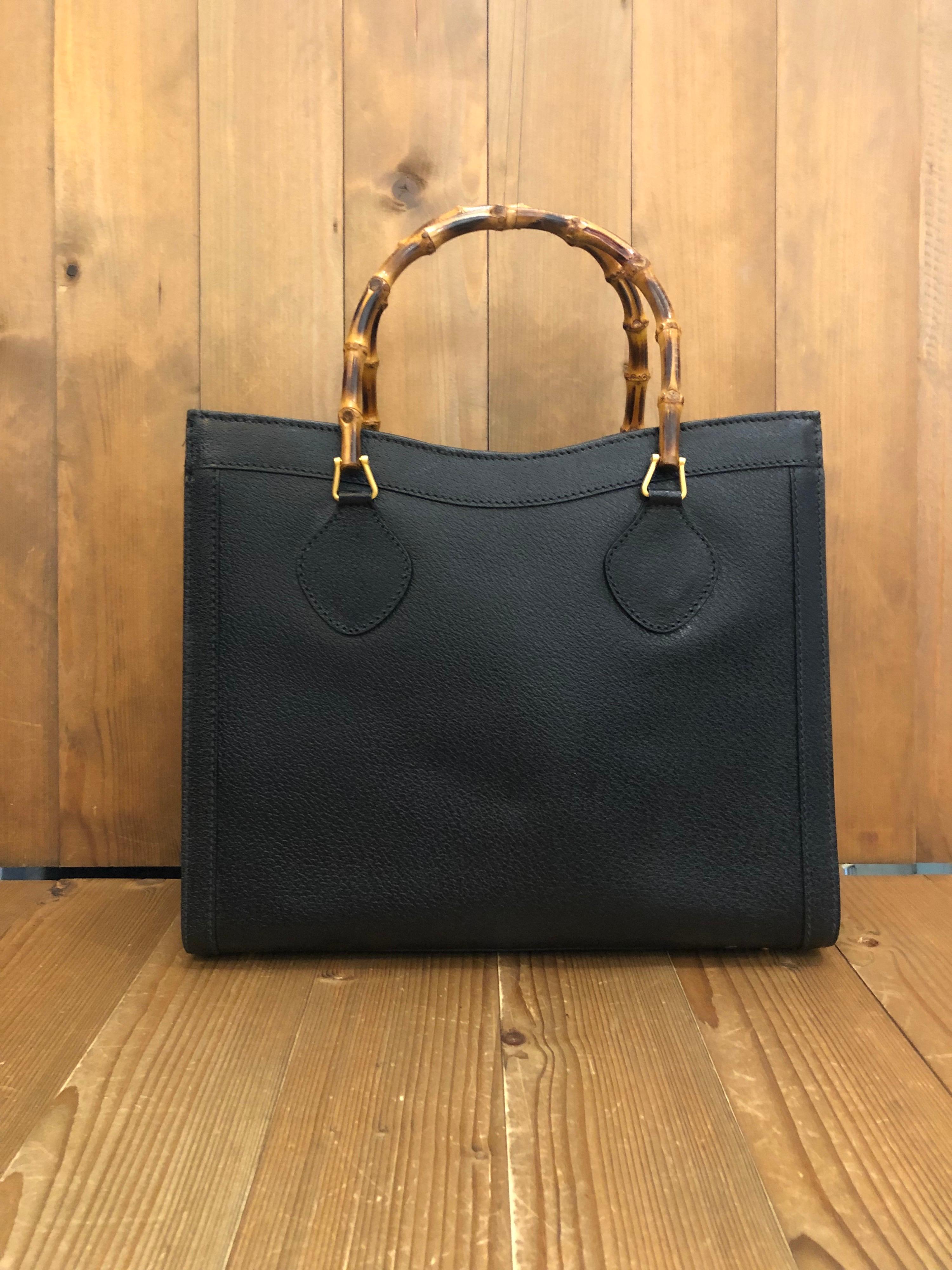 Bolso de bambú Gucci de los años 90 en piel de cerdo negra. El bolso tote de bambú es uno de los bolsos favoritos de la princesa Diana. Interior totalmente reformado. Gucci renovó este bolso tote de bambú en la colección de invierno 2021.