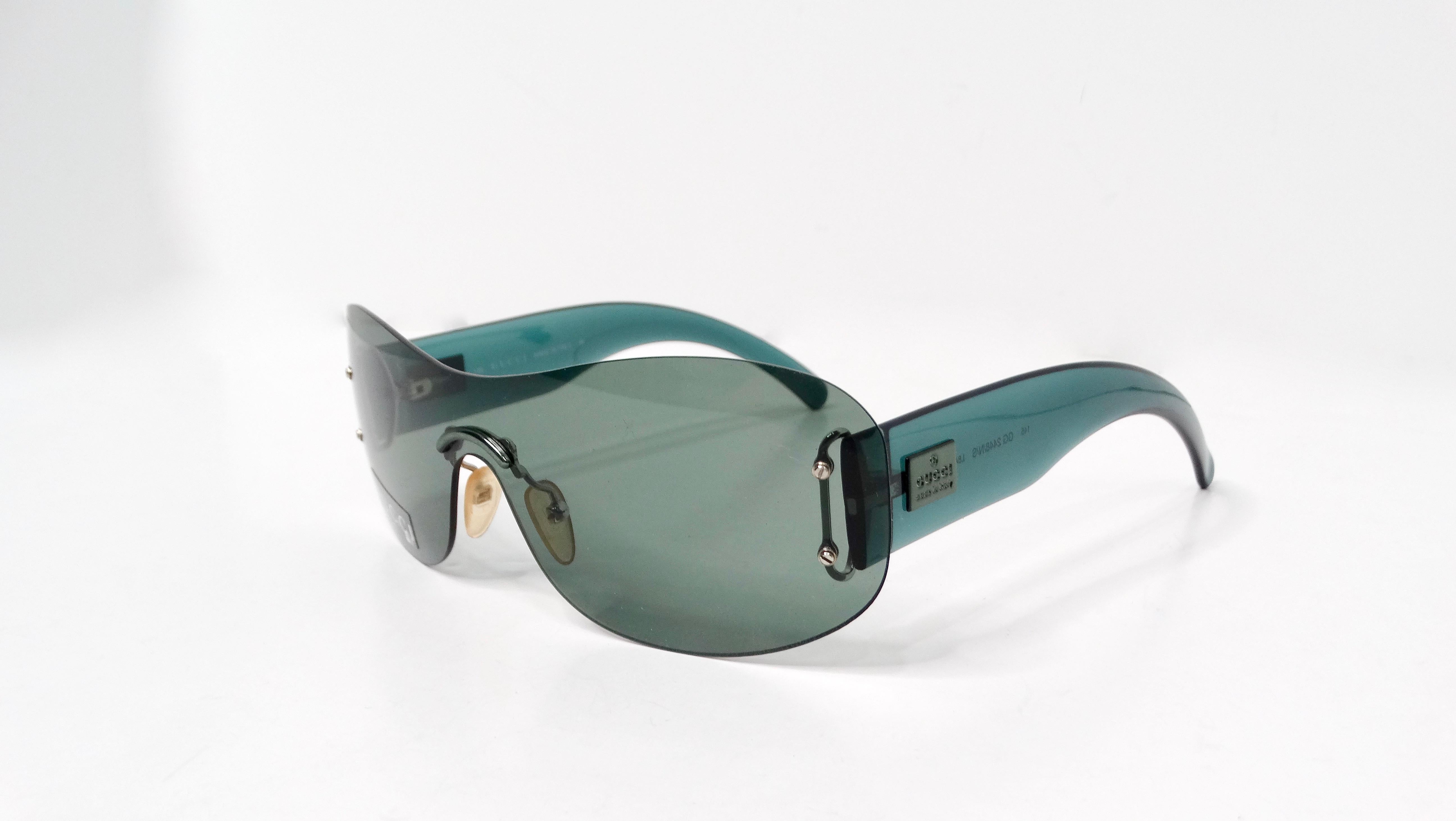 Die Gucci Blue Tinted Frameless Oversized Shield Sunglasses aus den 1990er Jahren verkörpert das kühne und luxuriöse Modebewusstsein dieser Zeit und verbindet innovatives Design mit höchster Raffinesse. Diese auffällige Sonnenbrille mit ihren blau