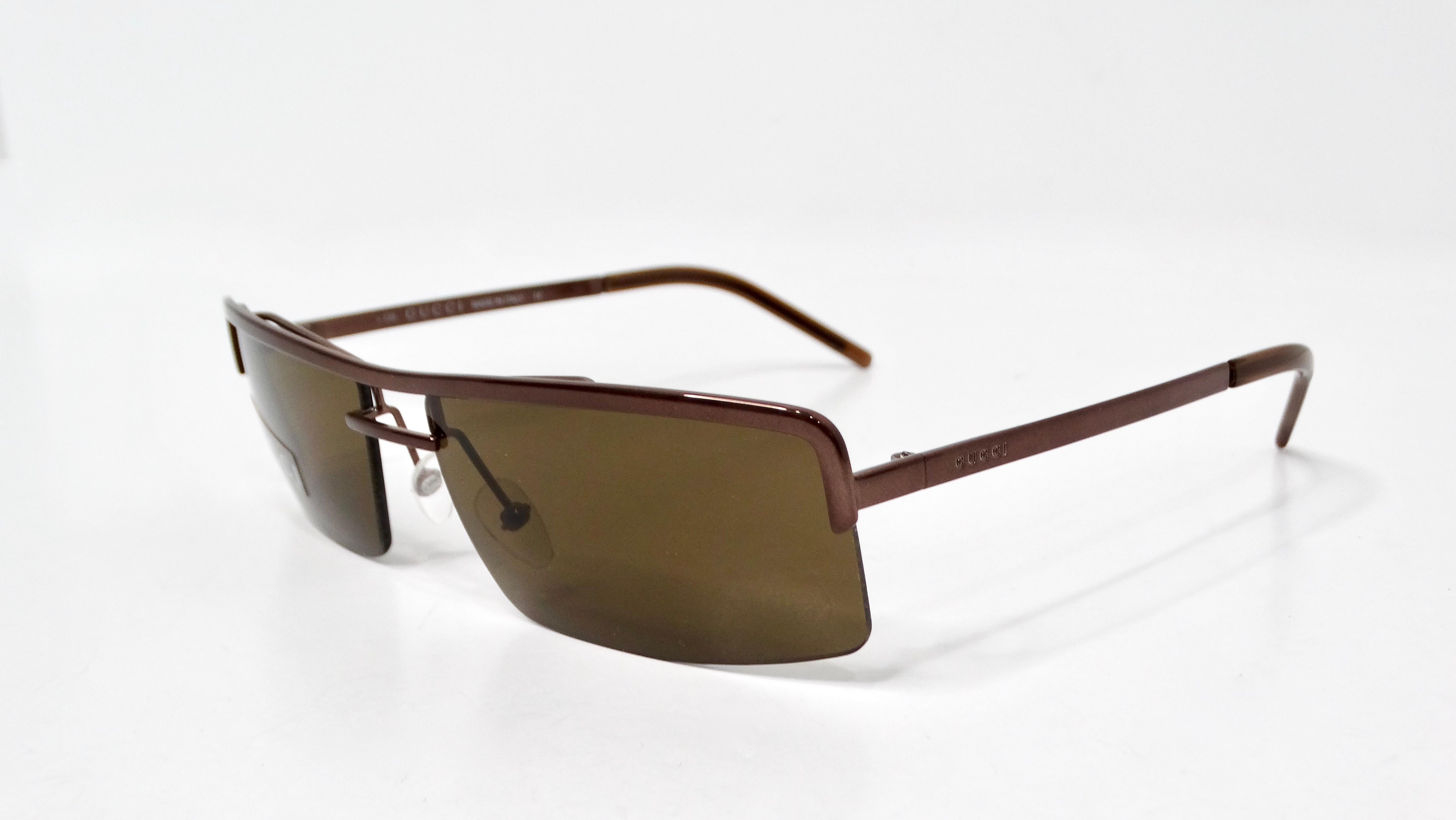 Las gafas de sol Gucci con montura metálica rectangular tintada en marrón de los años 90 ejemplifican el lujo vintage con su característica forma rectangular y su sofisticado diseño. Fabricadas con una resistente montura metálica en un intenso tono