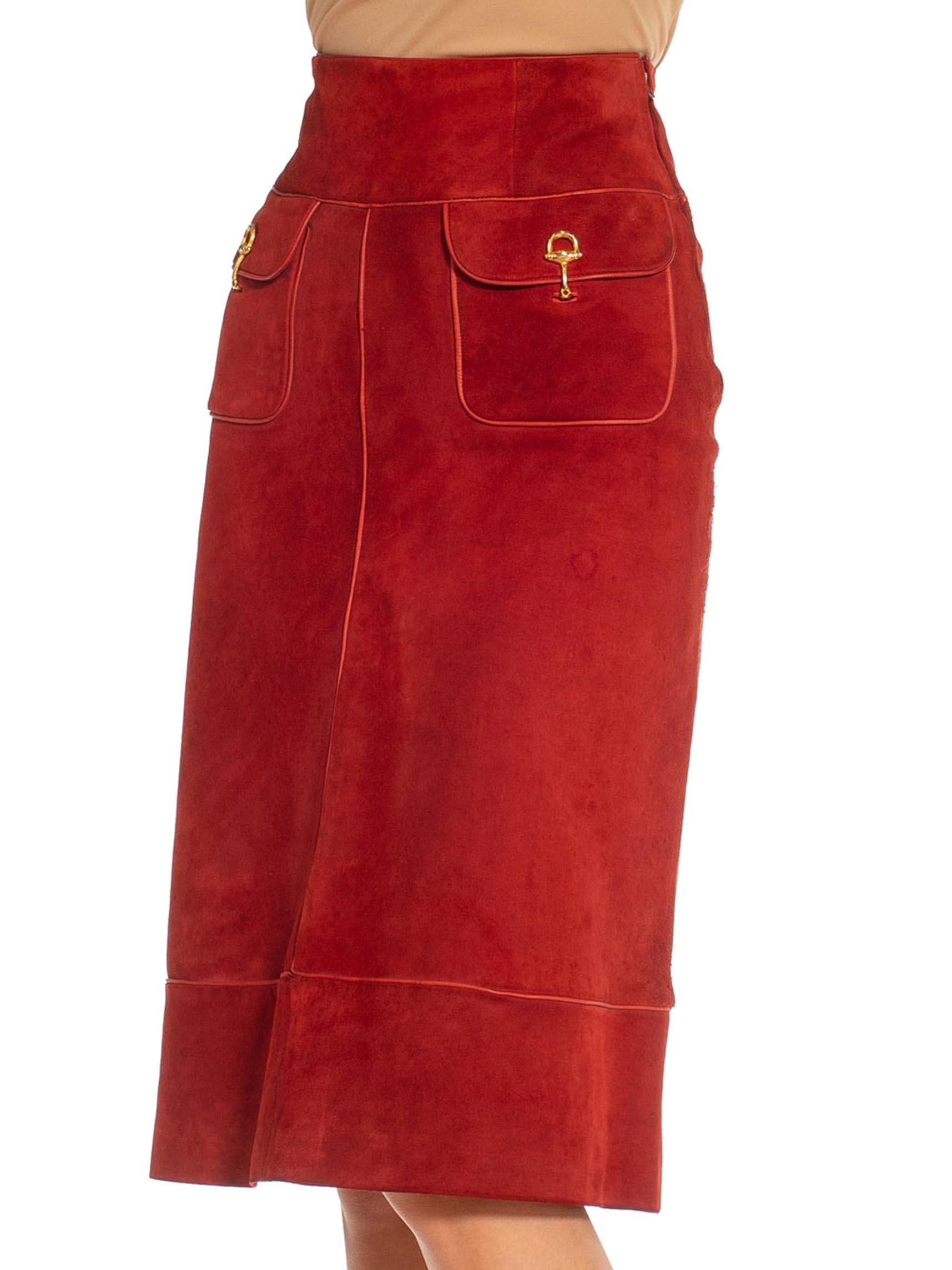 1990S GUCCI Burgundy & Gold Suede Midi Buckle Skirt In Excellent Condition In New York, NY