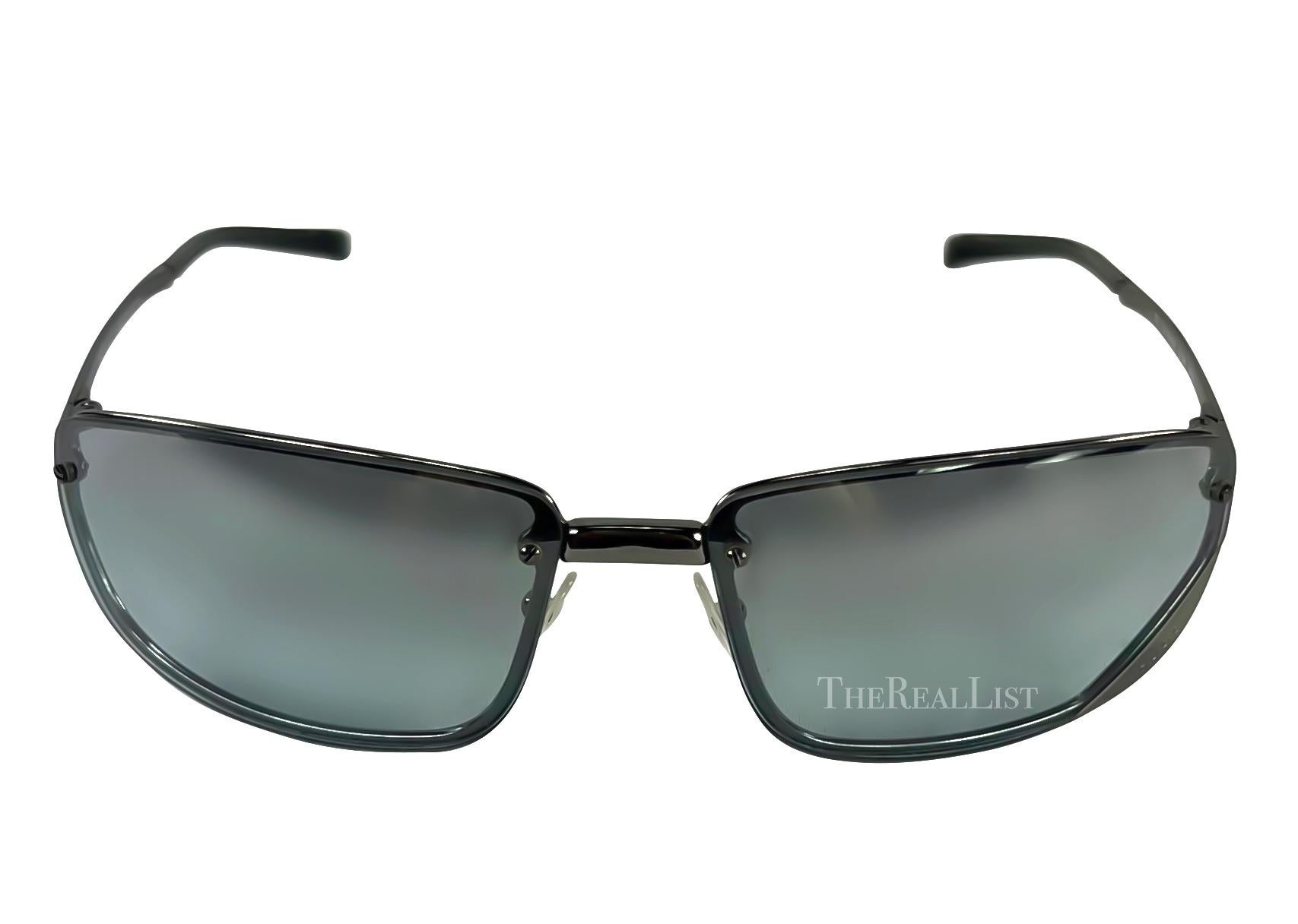 Présentation d'une paire de lunettes de soleil Gucci gris métallisé, conçues par Tom Ford. Datant de la fin des années 1990, ces abat-jours rectangulaires respirent l'élégance contemporaine. Les lentilles chromées légèrement teintées ajoutent une