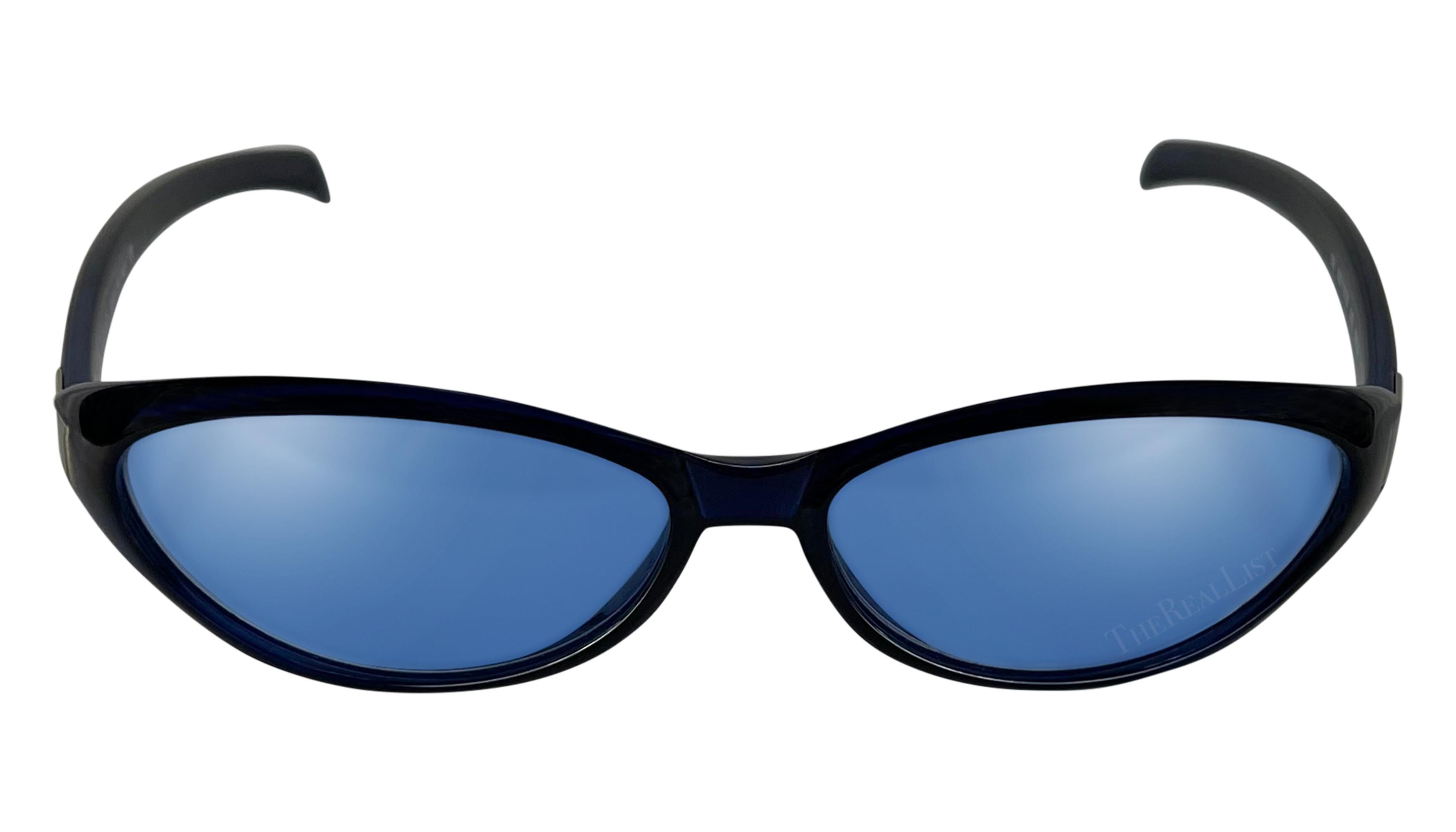 From the late 1990s, these chic sunglasses navy Gucci oval sunglasses, designed by Tom Ford, feature light blue lenses, thin arms, and are made complete with Gucci branded metal accents on either arm. 

Approximate Measurements-
Frame Height: