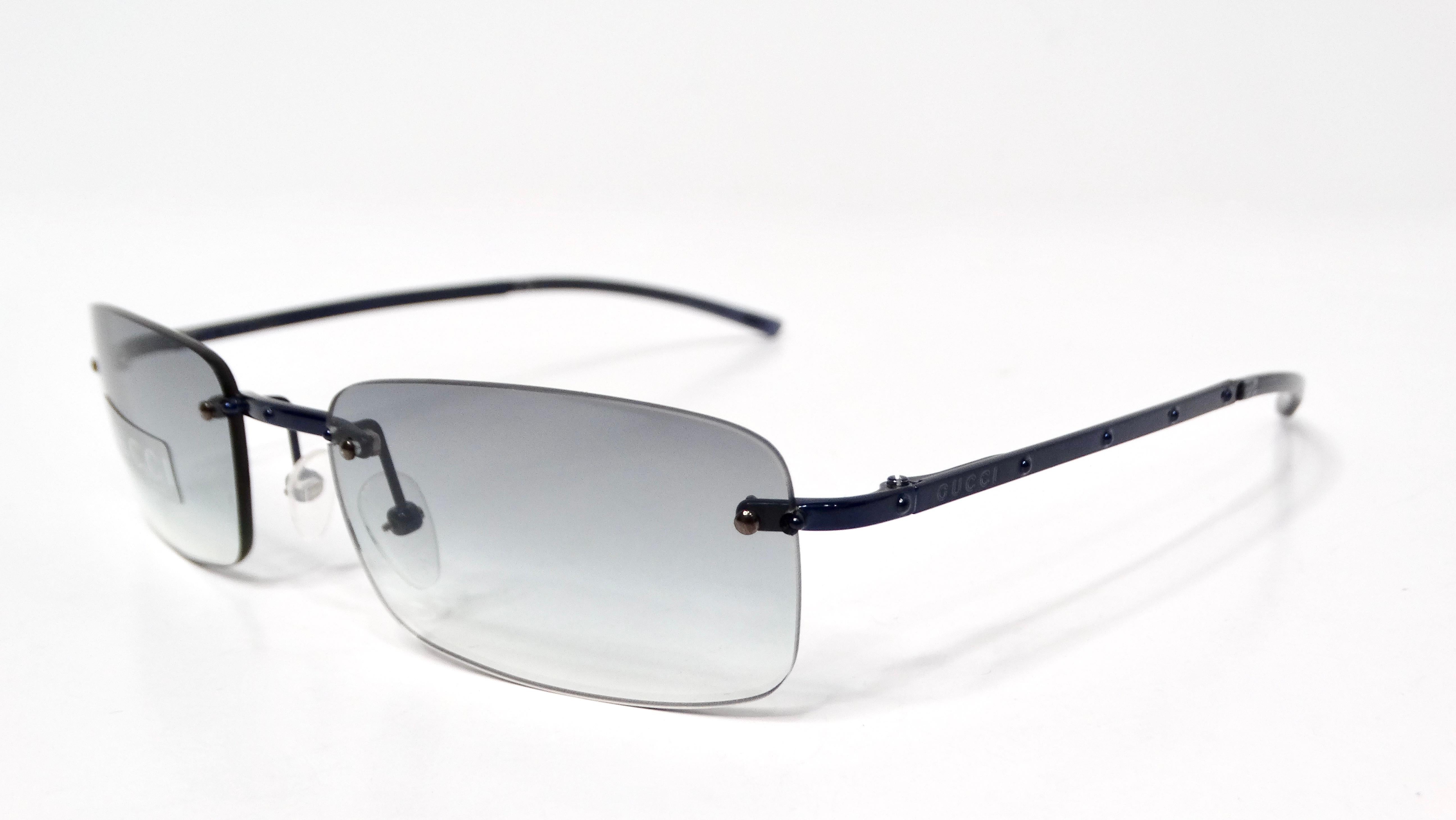 Gli occhiali da sole Gucci Gradient Blue Tinted con montatura senza lenti rettangolari degli anni '90 sono la quintessenza di un accessorio che emana raffinatezza e stile senza tempo. Realizzati con precisione, questi occhiali da sole presentano un