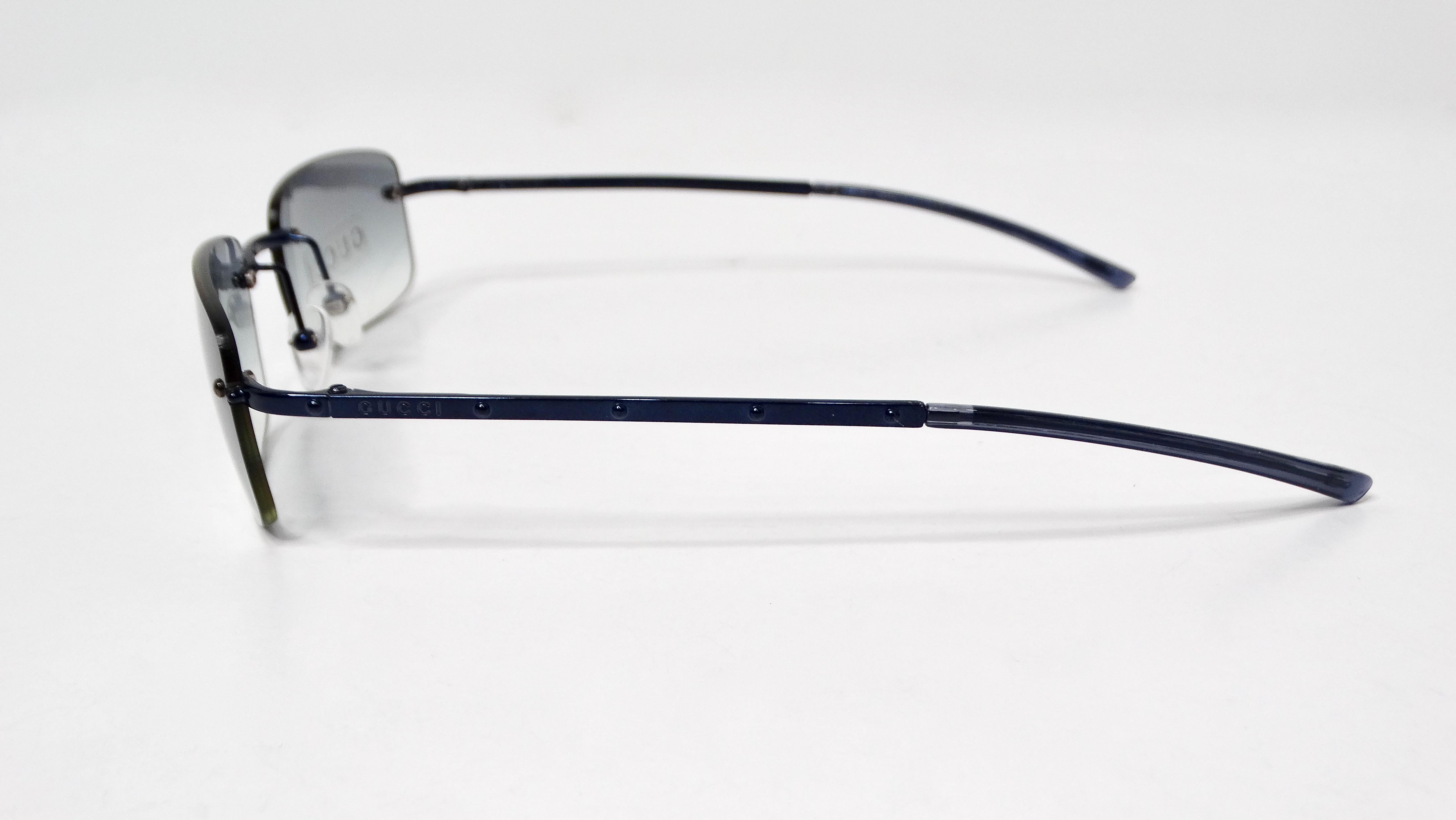 Grigio Occhiali da sole Gucci anni '90 con lenti rettangolari colorate blu senza montatura in vendita
