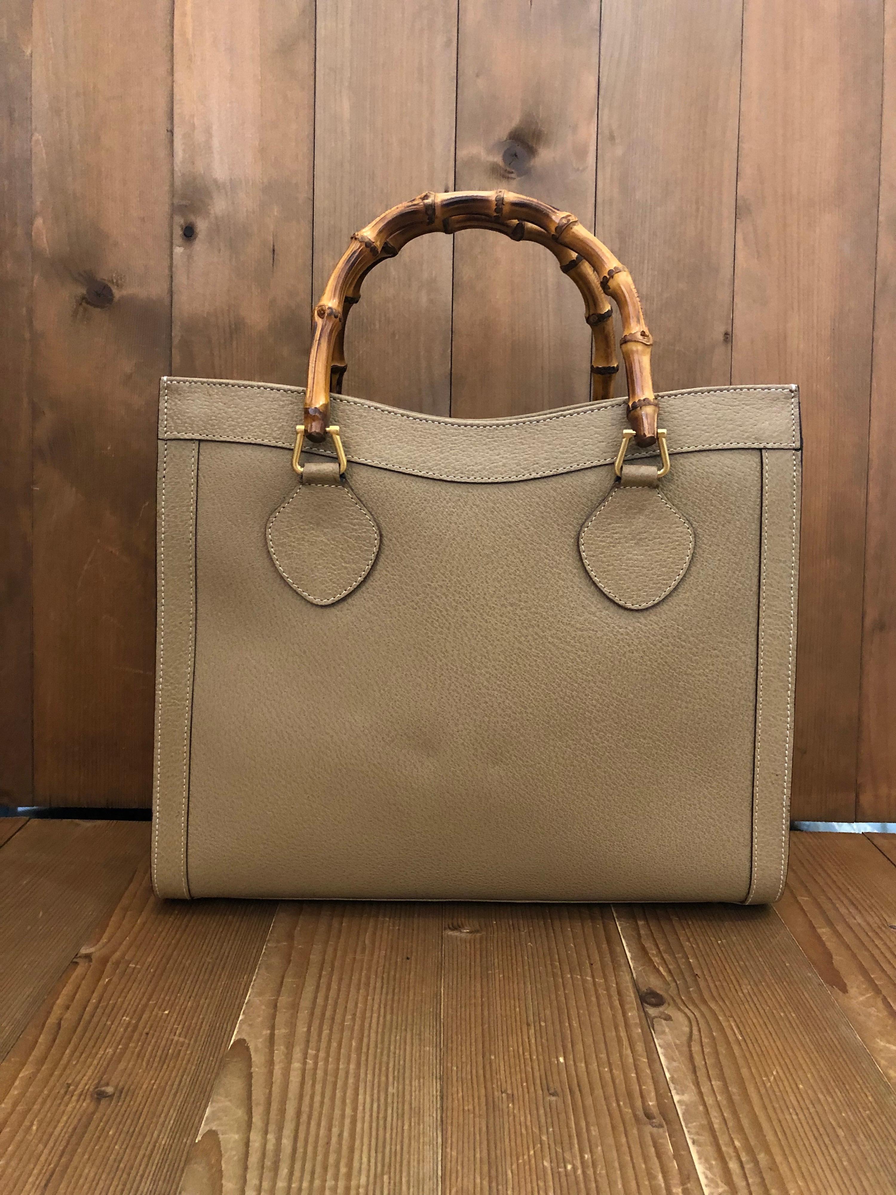 gucci-Bambustasche aus khakifarbenem Leder von 1990. Die Bambus-Tasche ist eine der Lieblings-Geldbörsen von Prinzessin Diana. Innen komplett renoviert. Gucci hat diese Bamboo Tote in der Winterkollektion 2021 überarbeitet. Hergestellt in Italien.