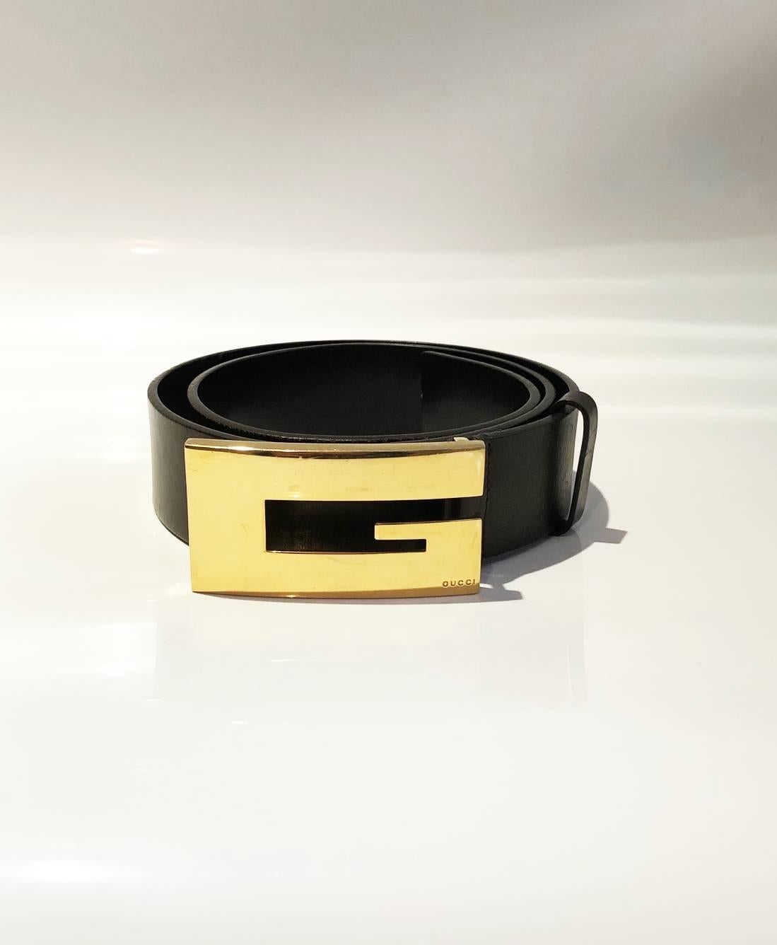 This is a statement belt from 1990s Gucci featuring dark brown thick leather and G logo buckle in gold tone. This is the perfect accessory to give a twist to a sleek outfit. eye catchy yet stylish. Made in Italy 

Measurements: 100cm (excluding