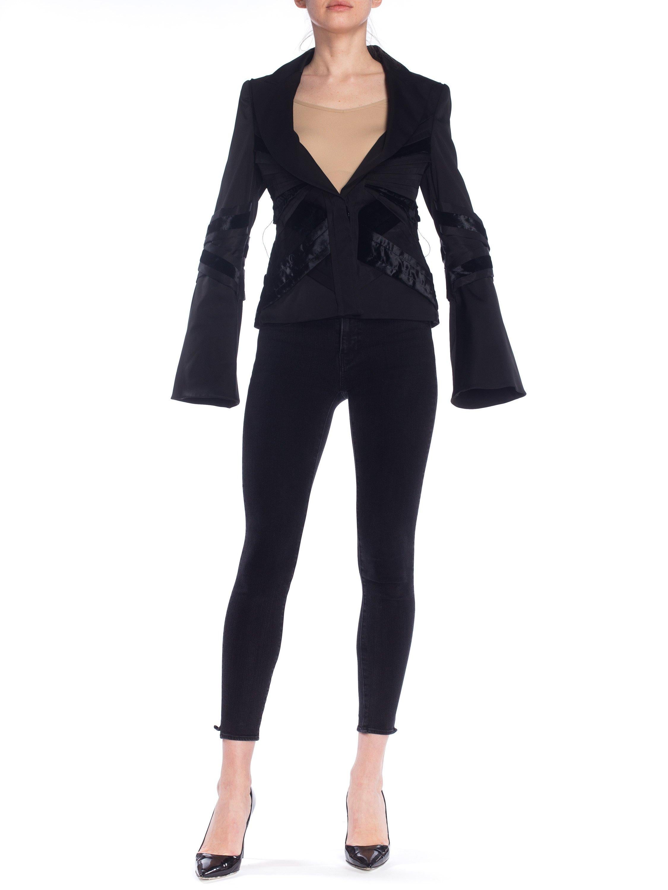 TOM FORD DEGLI ANNI 2000 PER  GUCCI Blazer nero in raso e velluto a pieghe con maniche a campana e cintura dalla passerella dell'autunno 2004, taglia 42