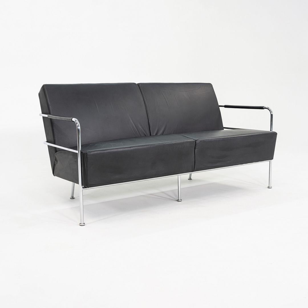 Il s'agit d'un canapé Cinema Sofa, conçu à l'origine par Gunilla Allard pour Lammhults en 1994. Cet exemple particulier a été produit en Suède et date des années 1990. La pièce est dotée d'un cadre en acier tubulaire et l'assise et le dossier sont