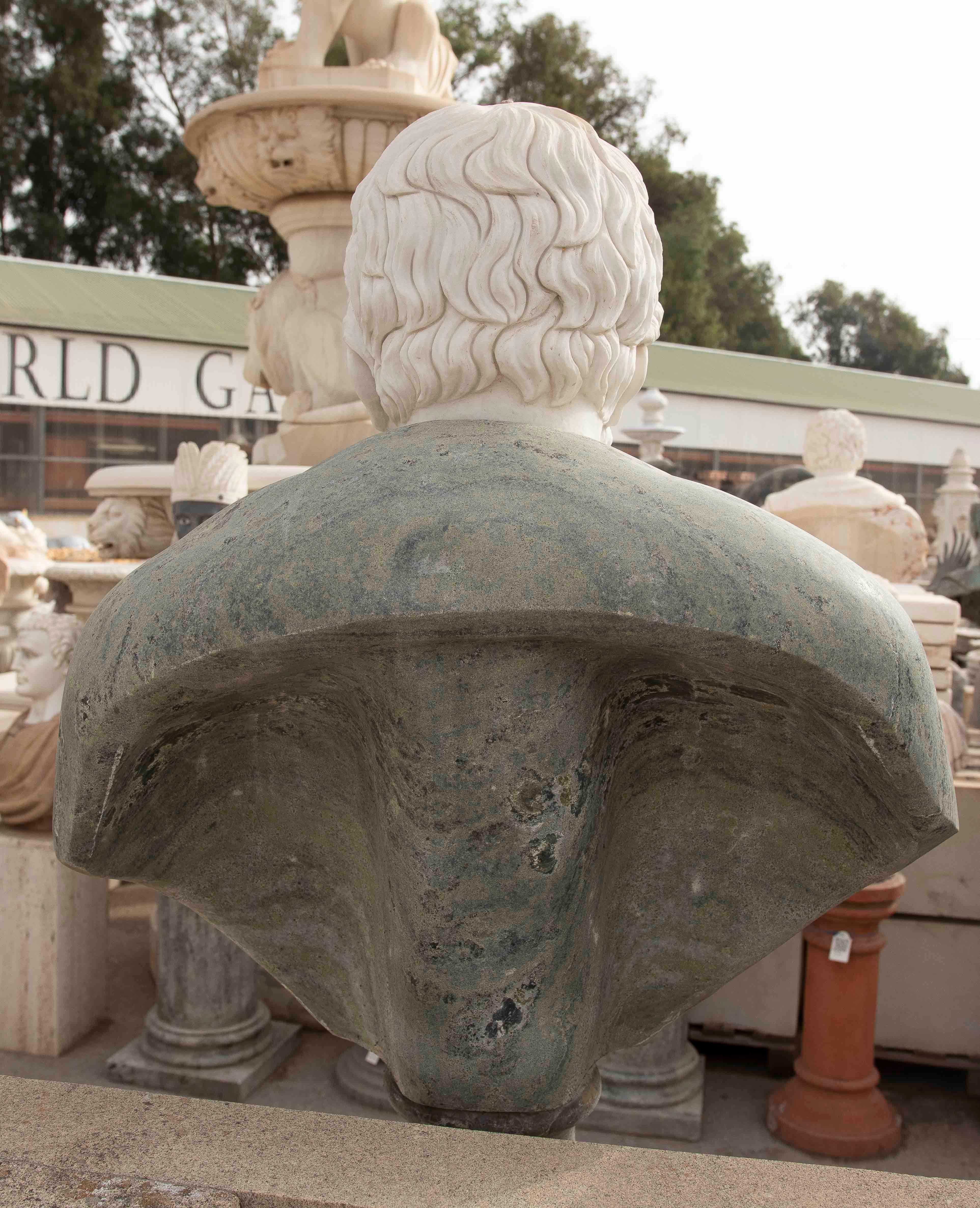 Busto classico intagliato a mano del 1990 in marmo bianco e verde in stile romano in vendita 3