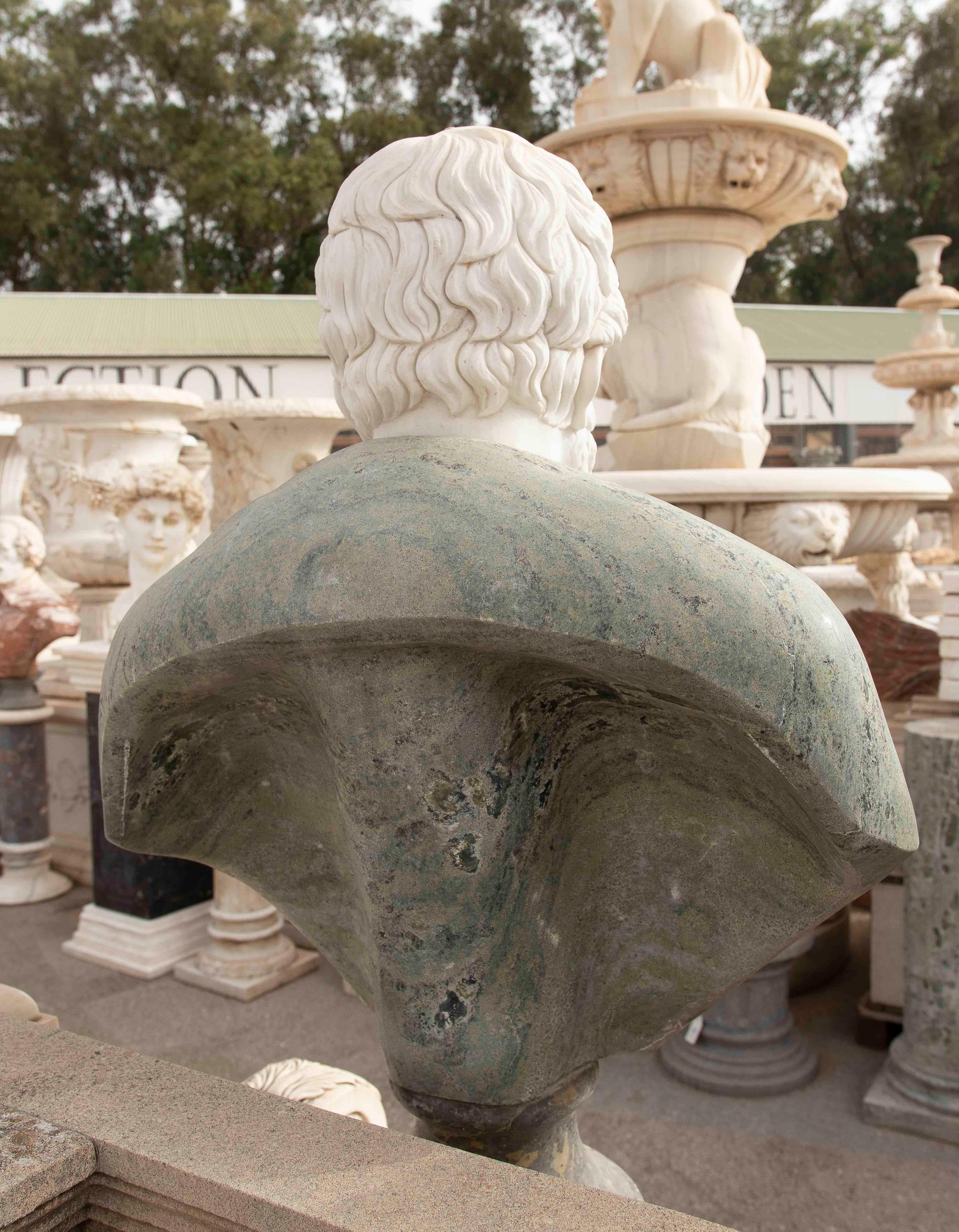 Busto classico intagliato a mano del 1990 in marmo bianco e verde in stile romano in vendita 4