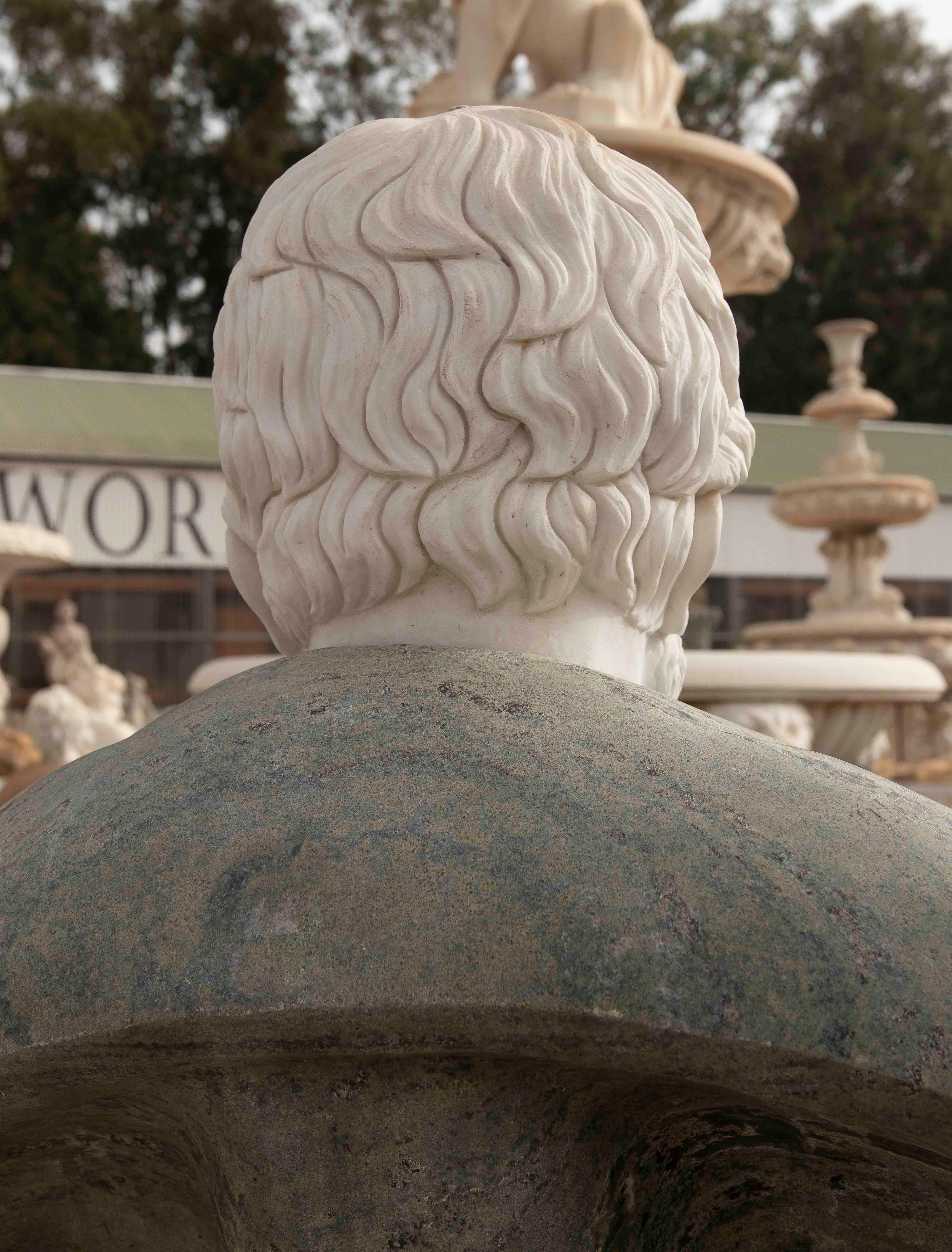 Busto classico intagliato a mano del 1990 in marmo bianco e verde in stile romano in vendita 5
