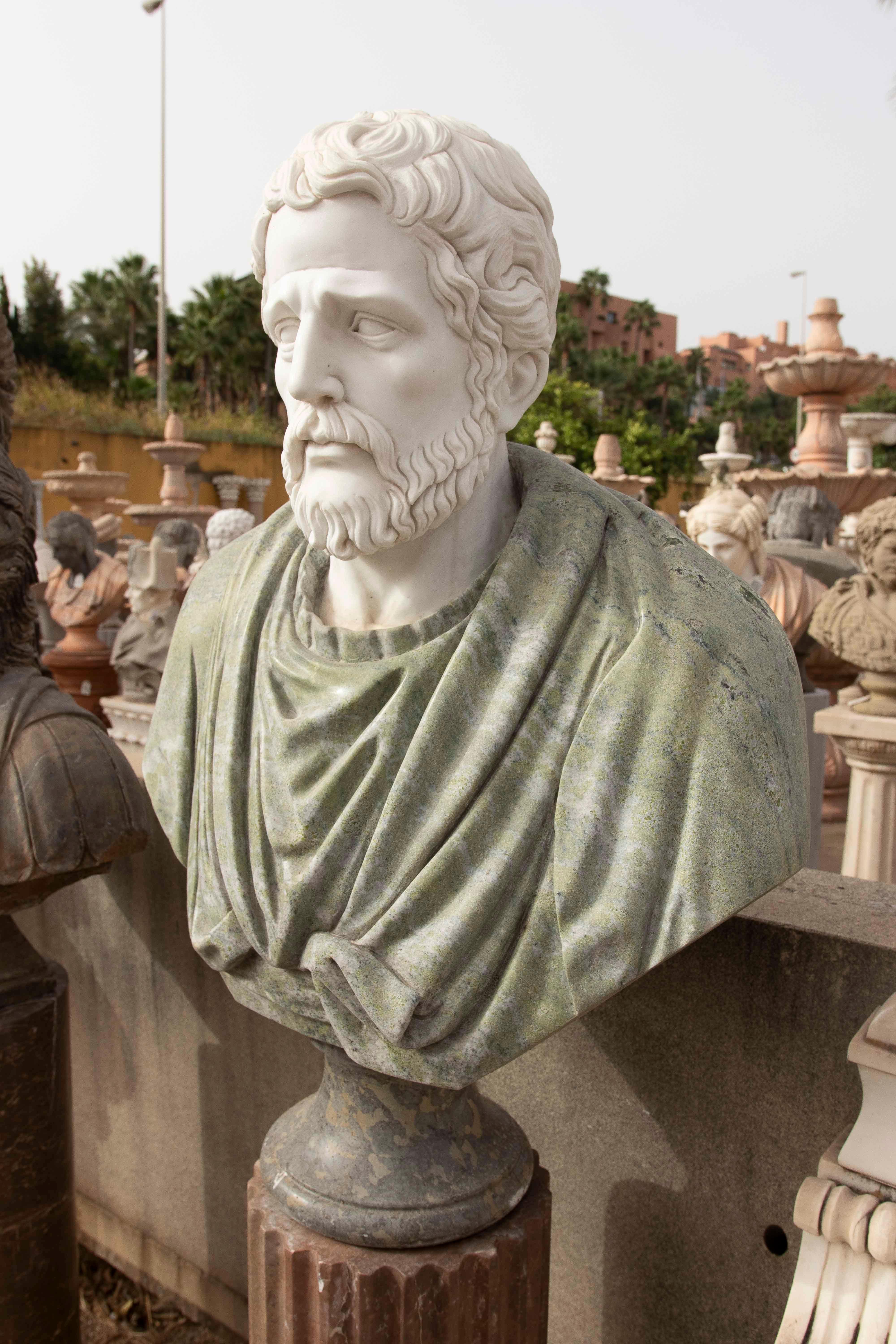 Asiatico Busto classico intagliato a mano del 1990 in marmo bianco e verde in stile romano in vendita