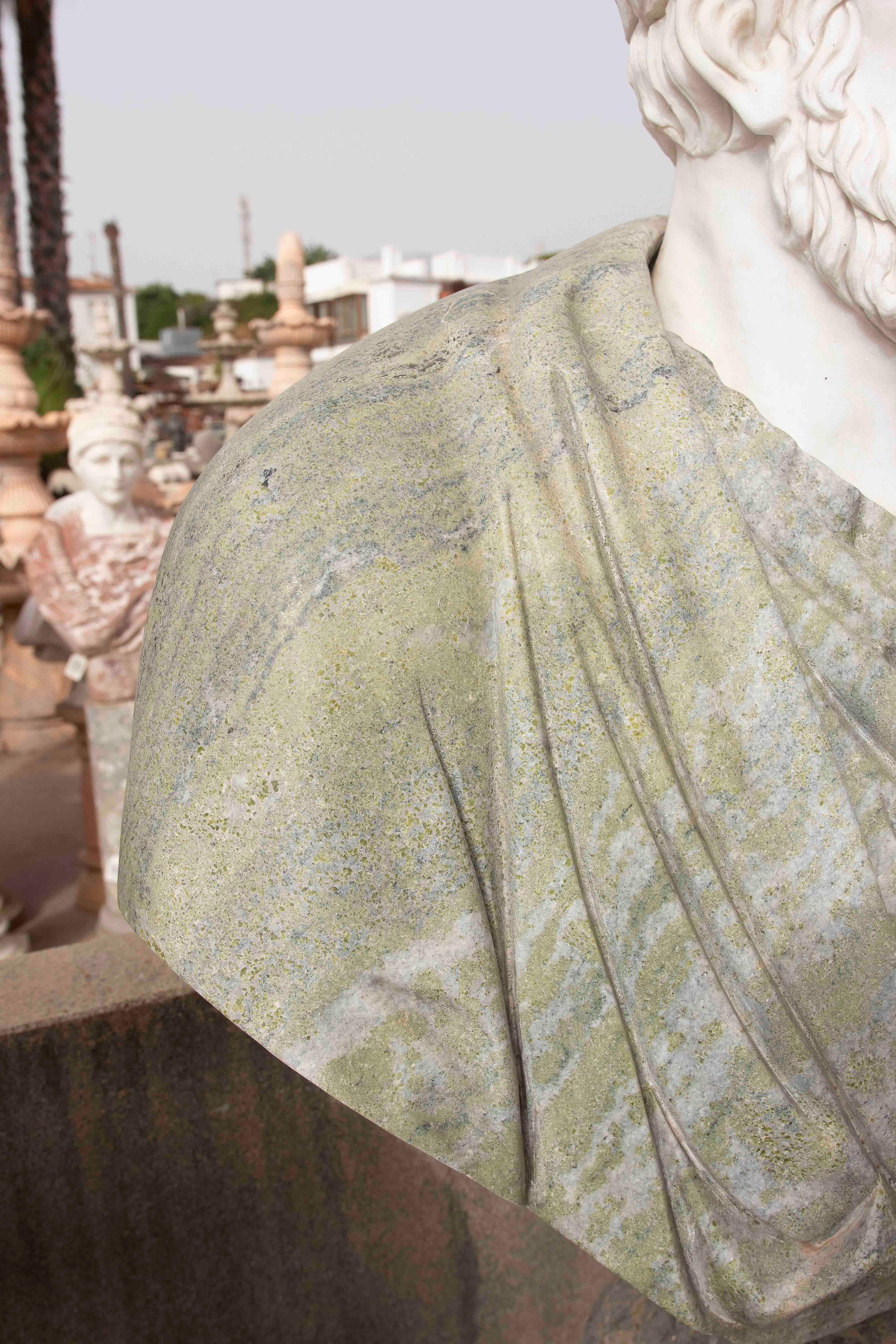 Busto classico intagliato a mano del 1990 in marmo bianco e verde in stile romano In condizioni buone in vendita a Marbella, ES