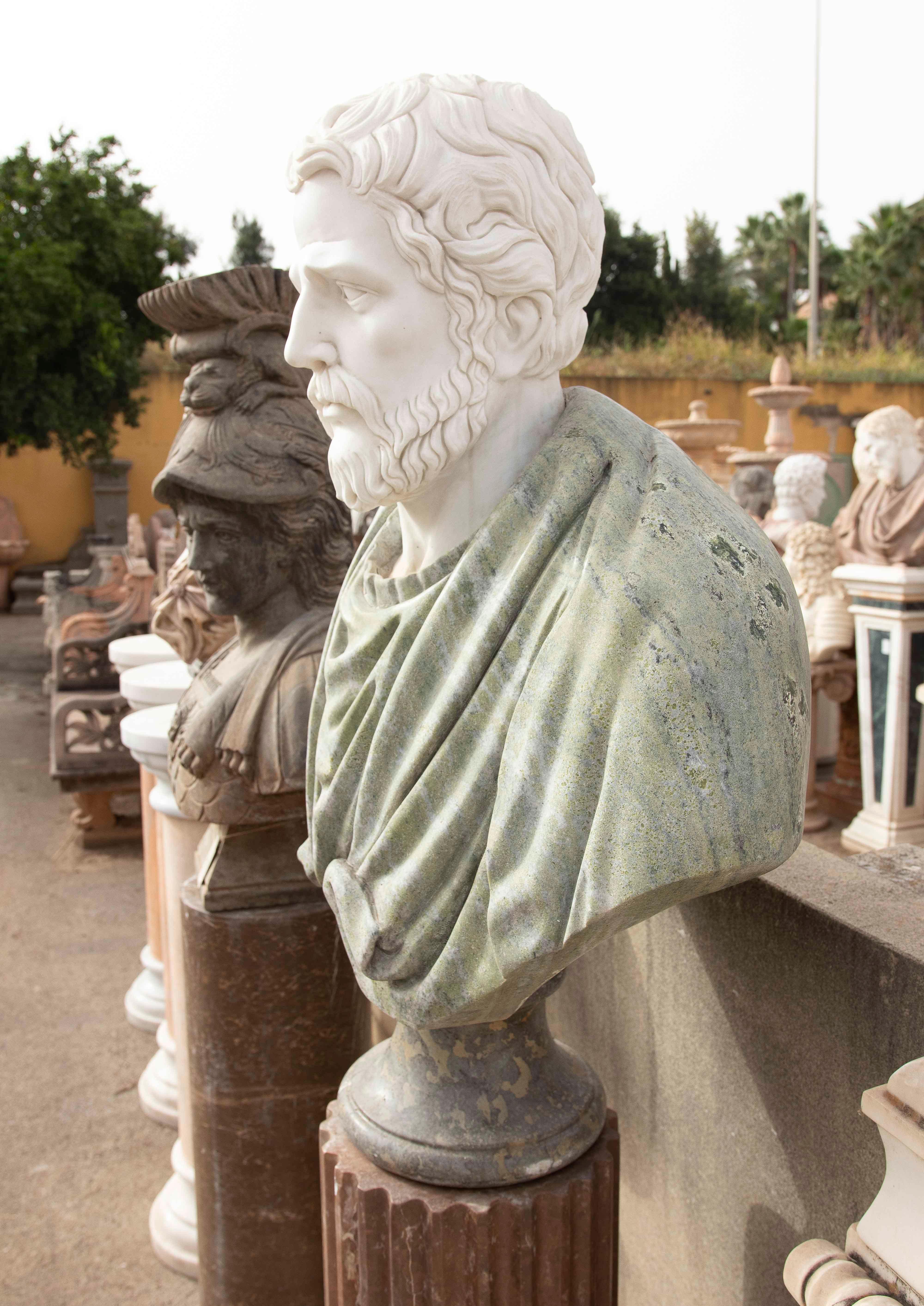 XX secolo Busto classico intagliato a mano del 1990 in marmo bianco e verde in stile romano in vendita