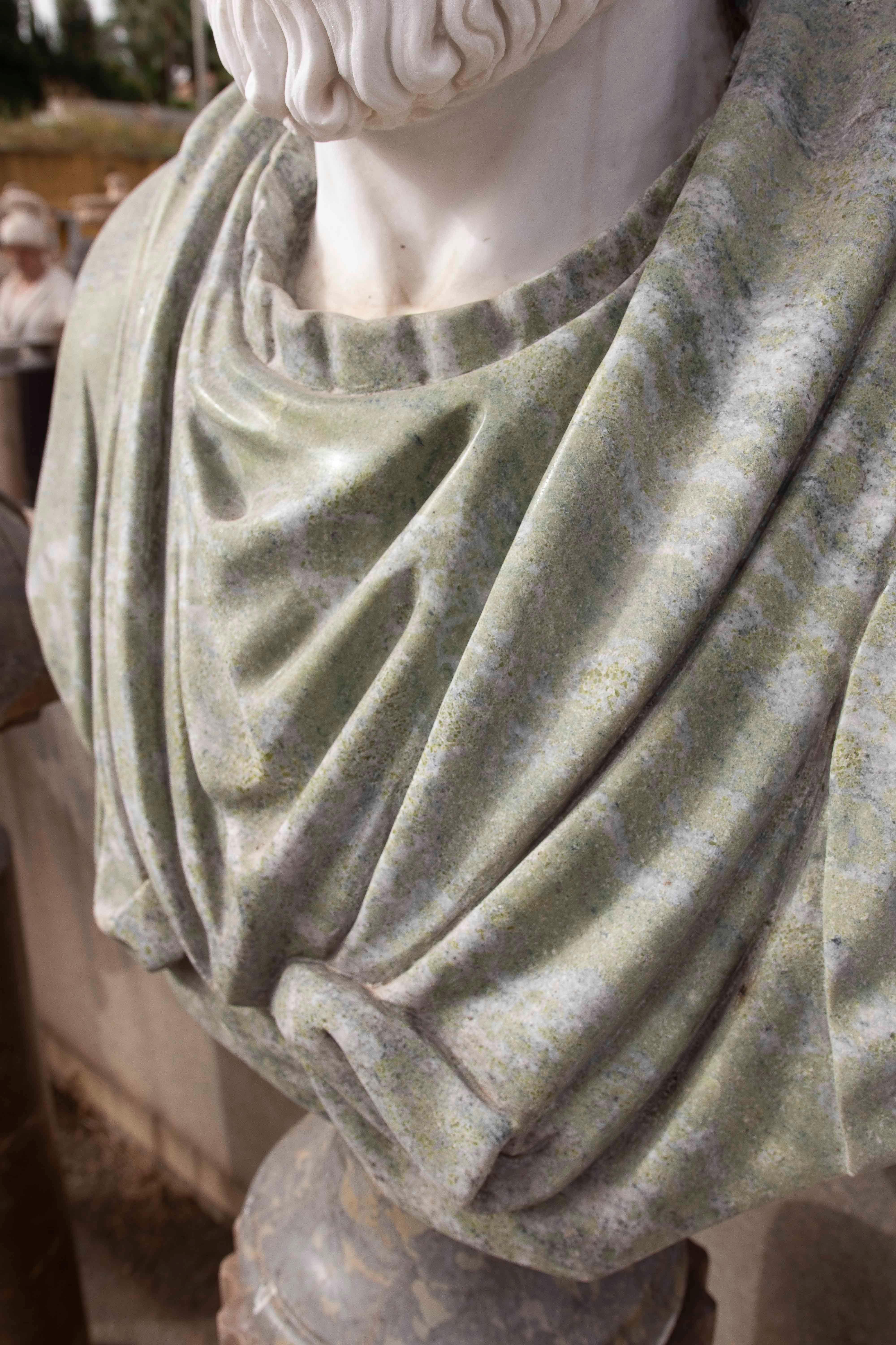 Busto classico intagliato a mano del 1990 in marmo bianco e verde in stile romano in vendita 1
