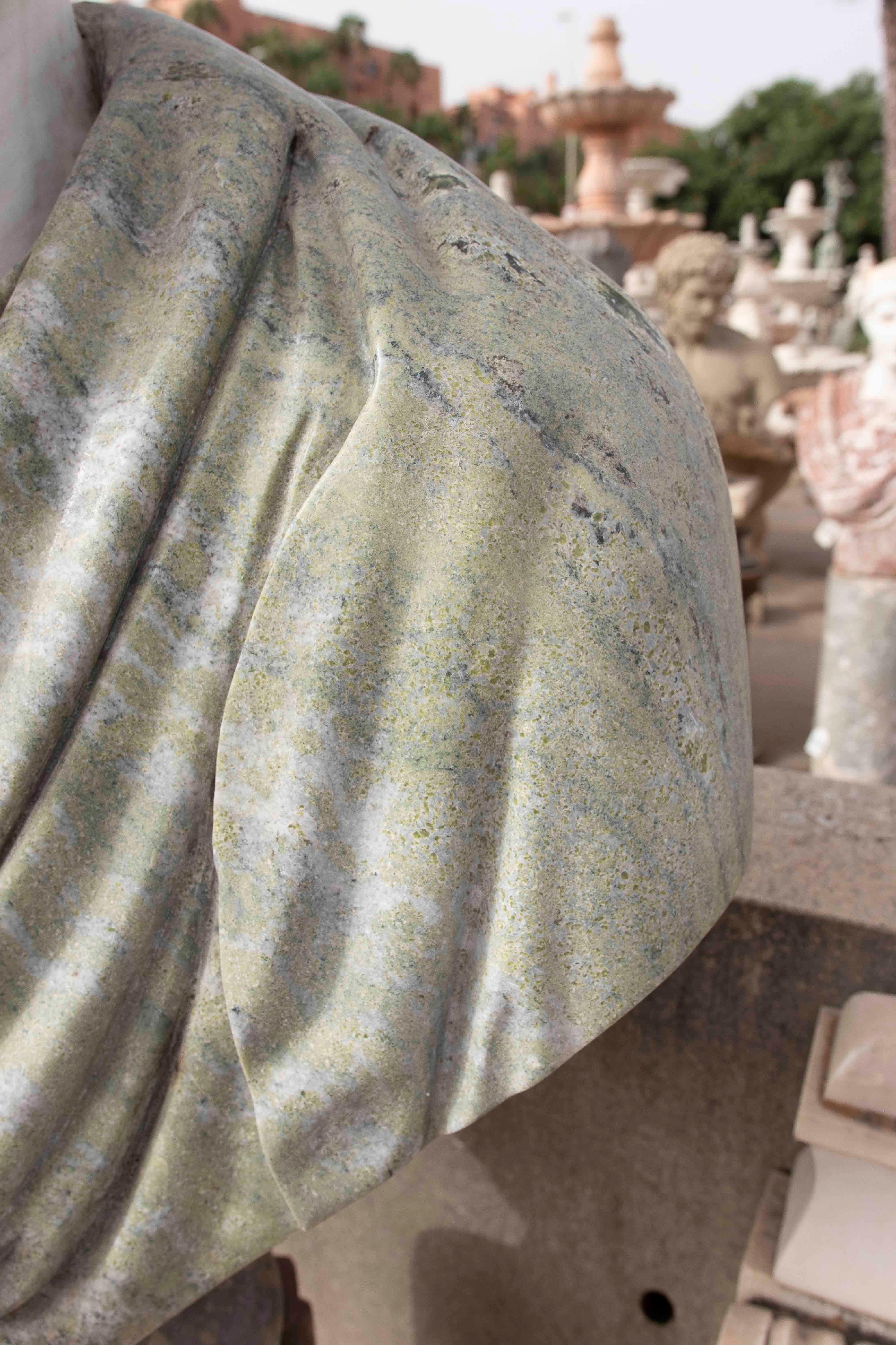 Busto classico intagliato a mano del 1990 in marmo bianco e verde in stile romano in vendita 2