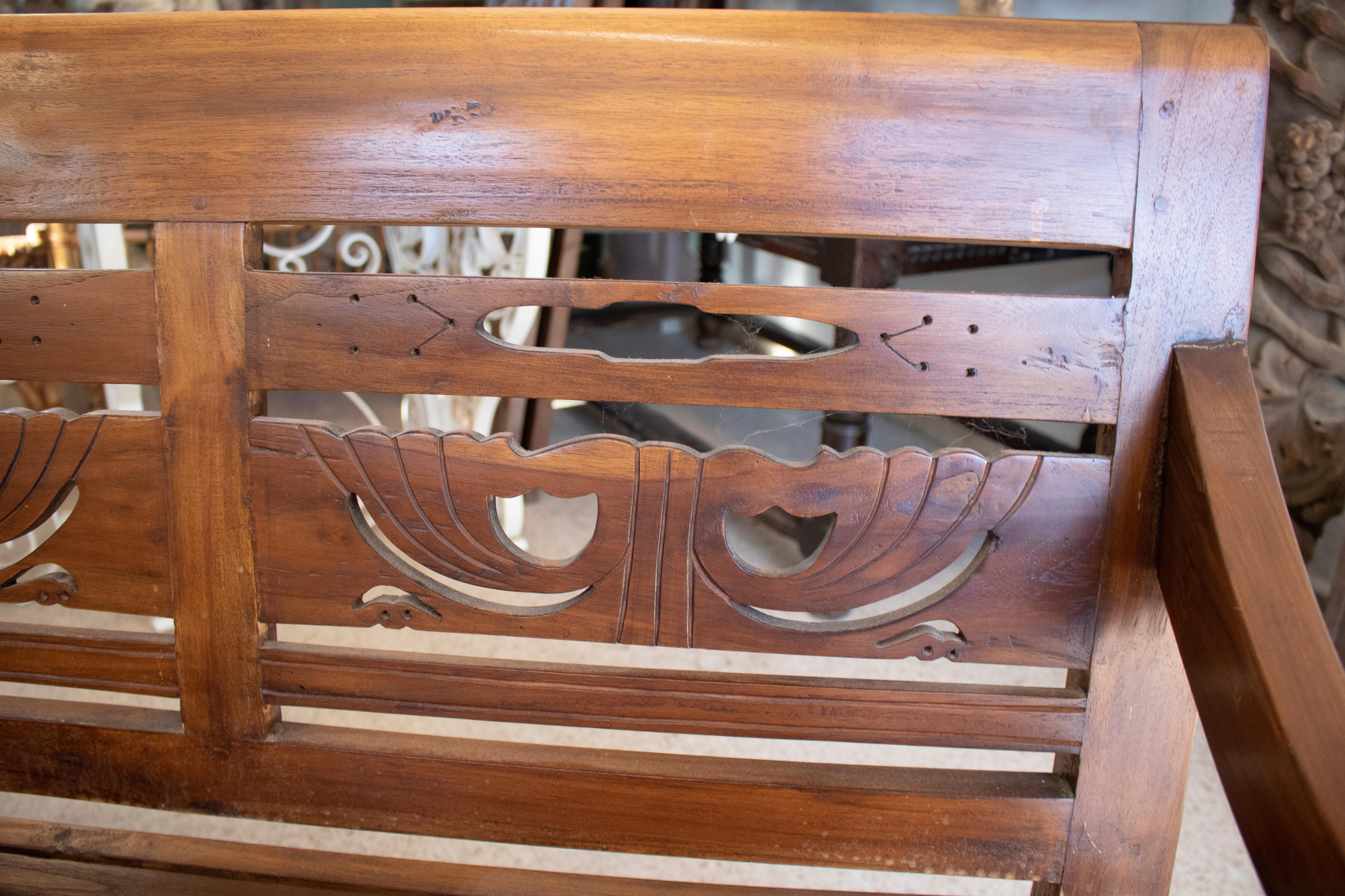 1990s Hand Carved Indonesian Colonial Wooden Garden Bench In Good Condition In Marbella, ES