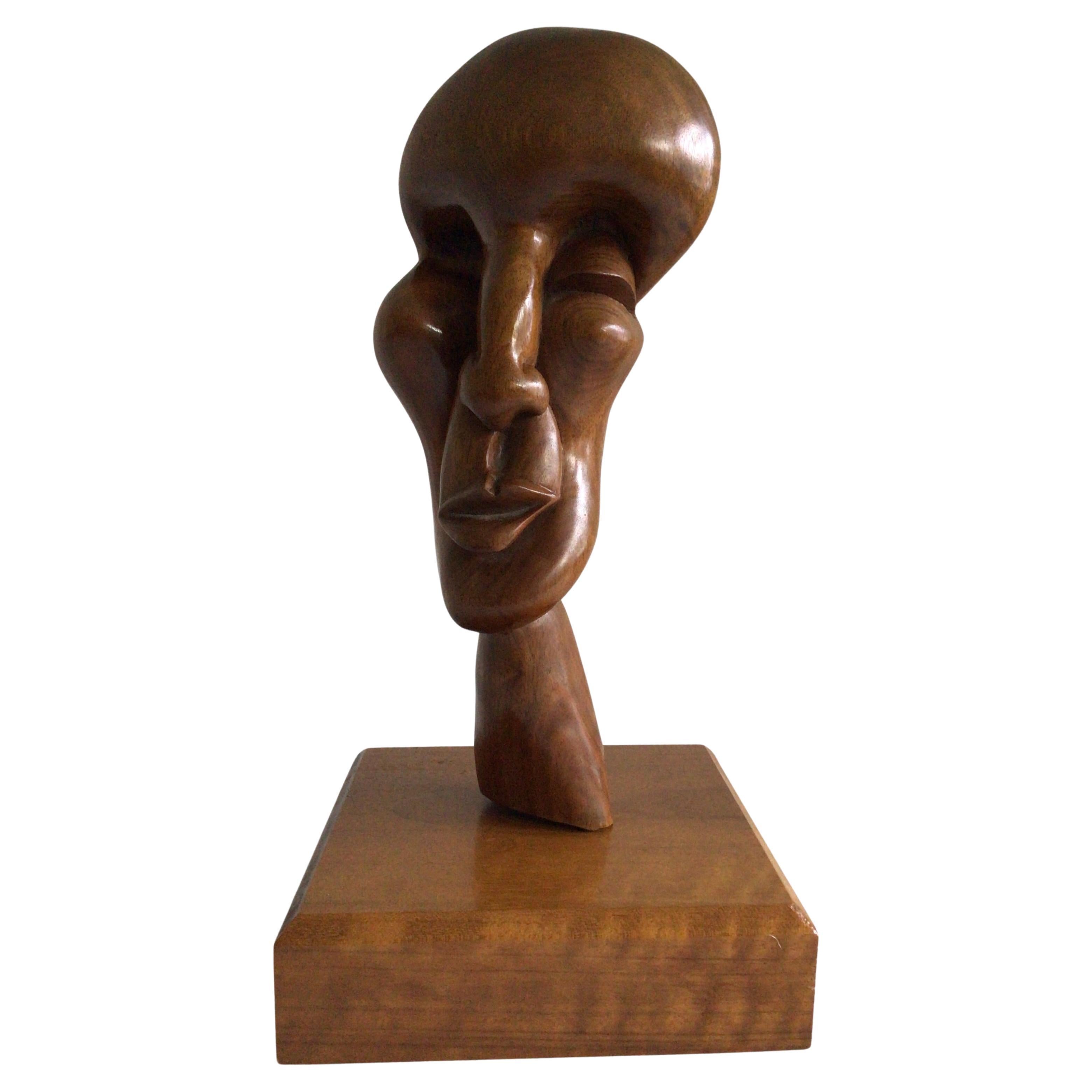 Scultura di volto biomorfo in legno intagliato a mano degli anni 
90 su base in legno