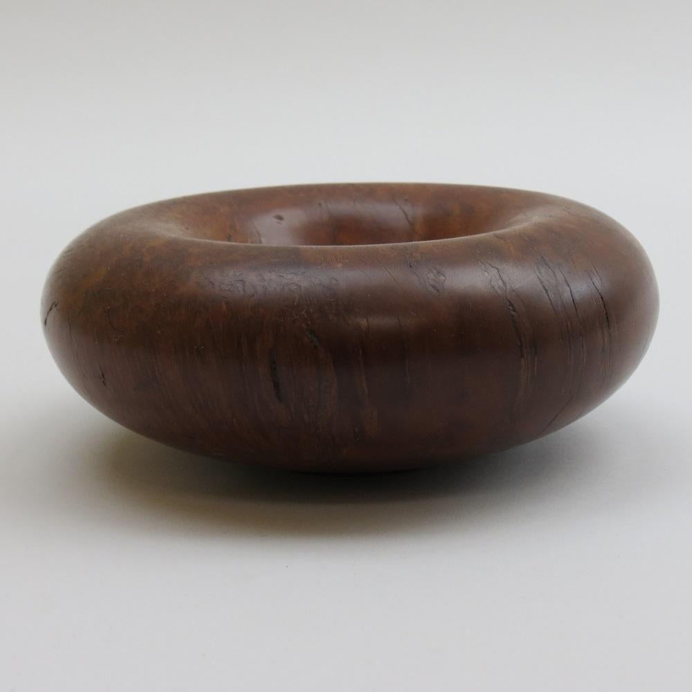 Wonderful hand turned wooden bowl produced by Terry Baker. Made from Bimble Box, from the Eucalyptus group. Originates from Australia and dates from the 1990s.

Beautifully shaped, wonderful grain with decoration to the centre on the inside of the