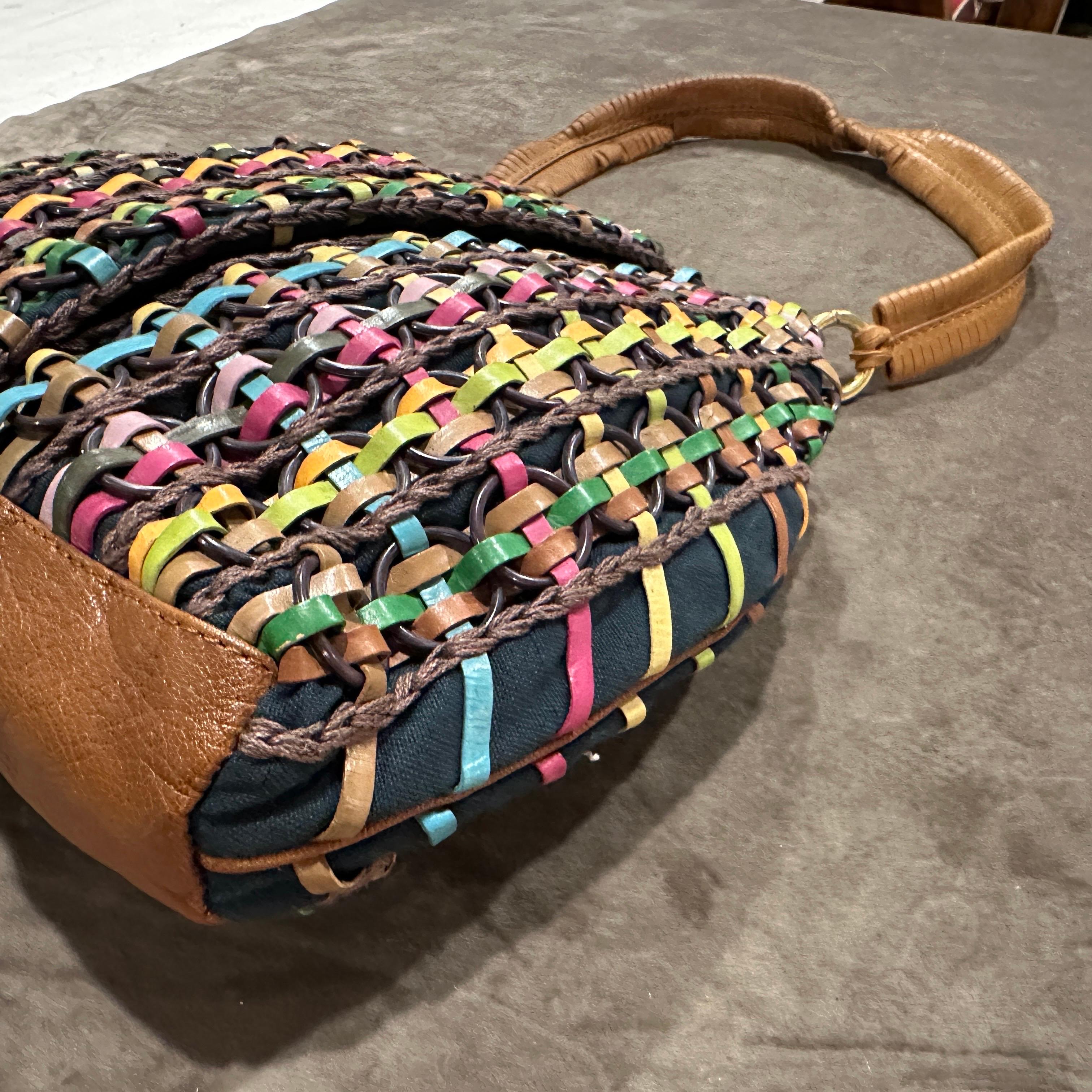 Borsa anni '90 di Jamin Puech in tessuto multicolore
Scopri un pezzo d'arte da indossare con questa squisita e unica borsa del celebre produttore francese Jamin Puech. Questa borsa artigianale degli anni '90 mette in mostra la maestria del marchio e