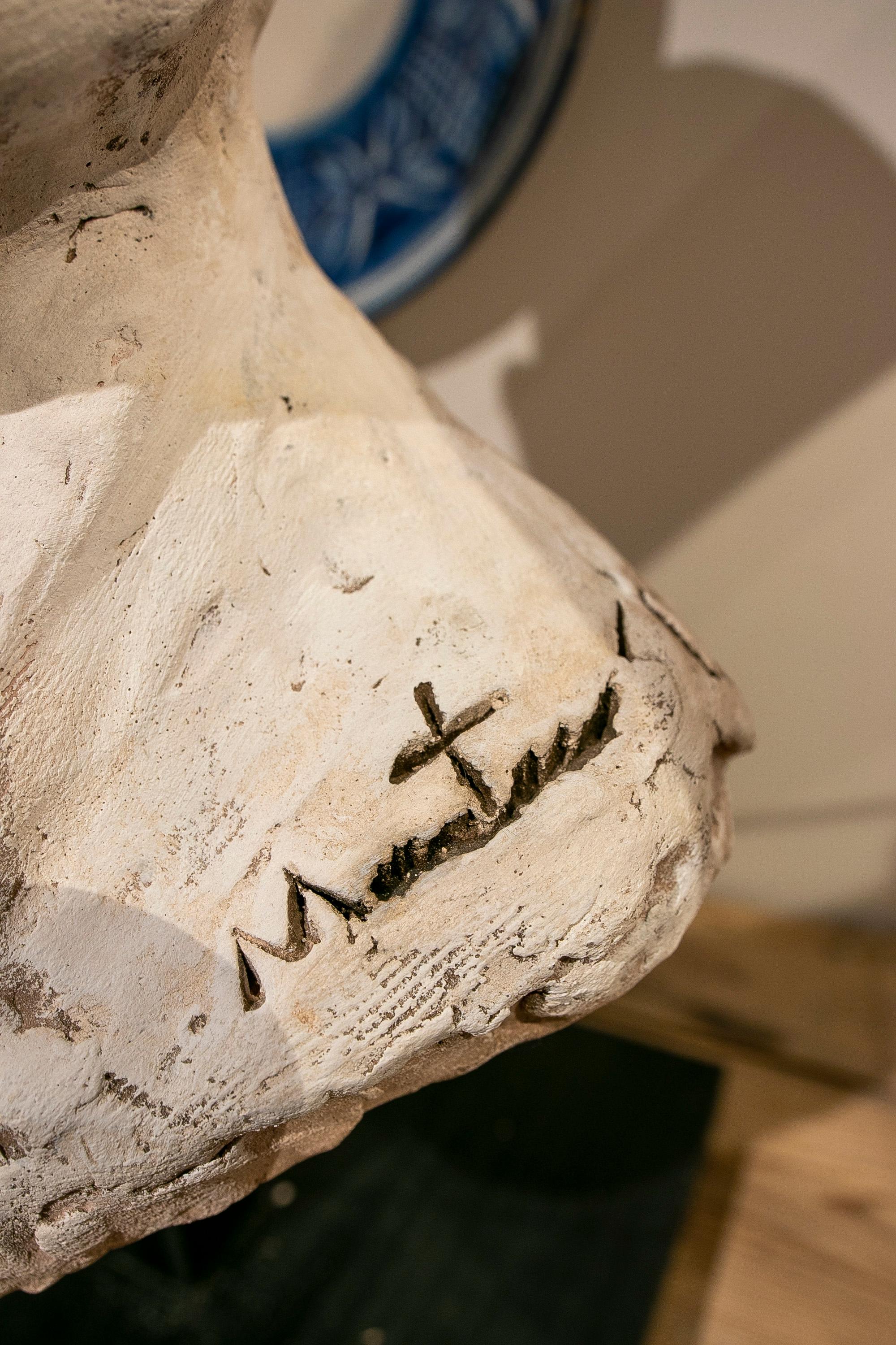 Anni '90, Testa di personaggio giapponese in ceramica dipinta a mano e firmata in vendita 3