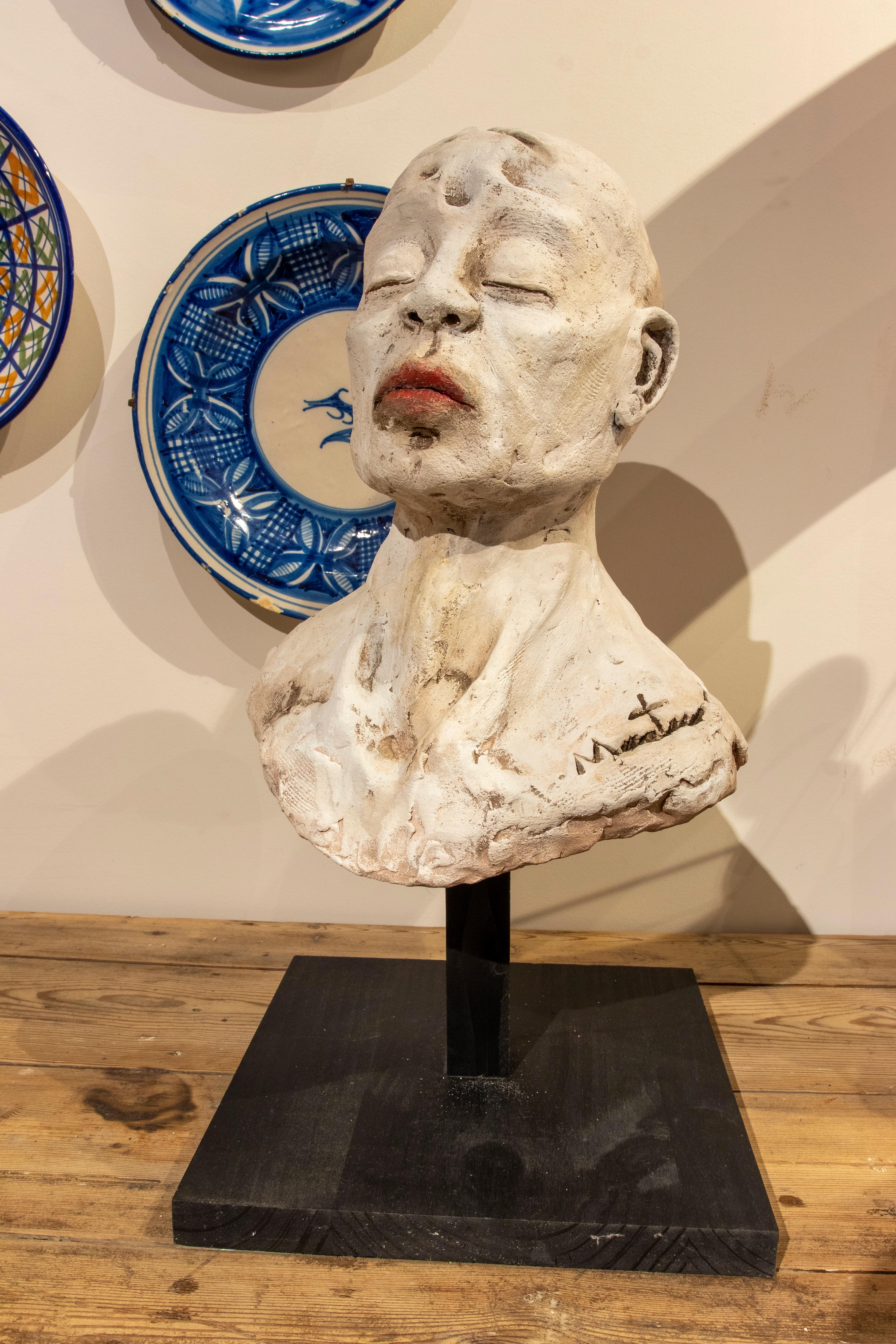 1990s Testa di personaggio giapponese in ceramica dipinta a mano e firmata.